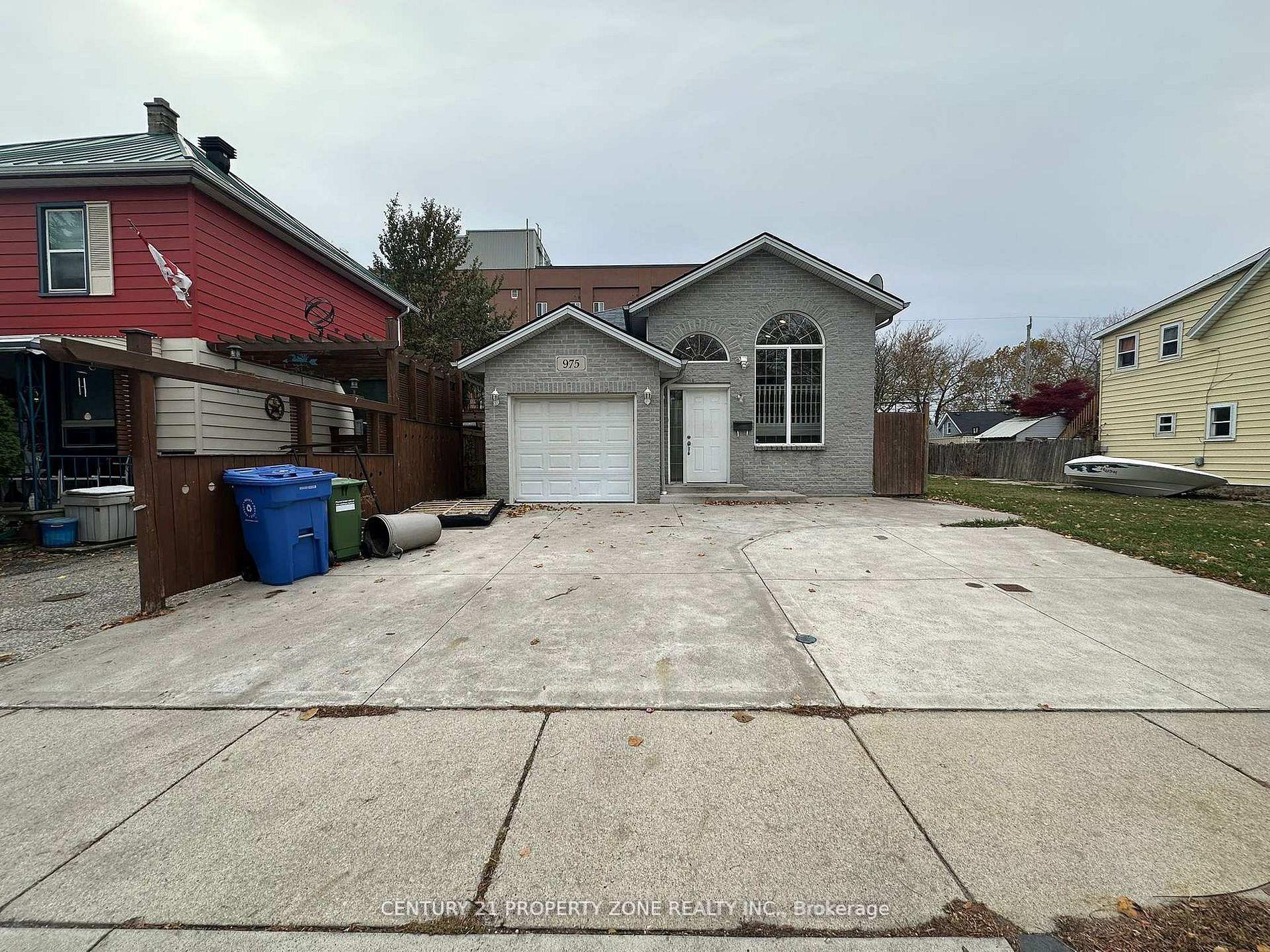 975 Albert Road — photo 1