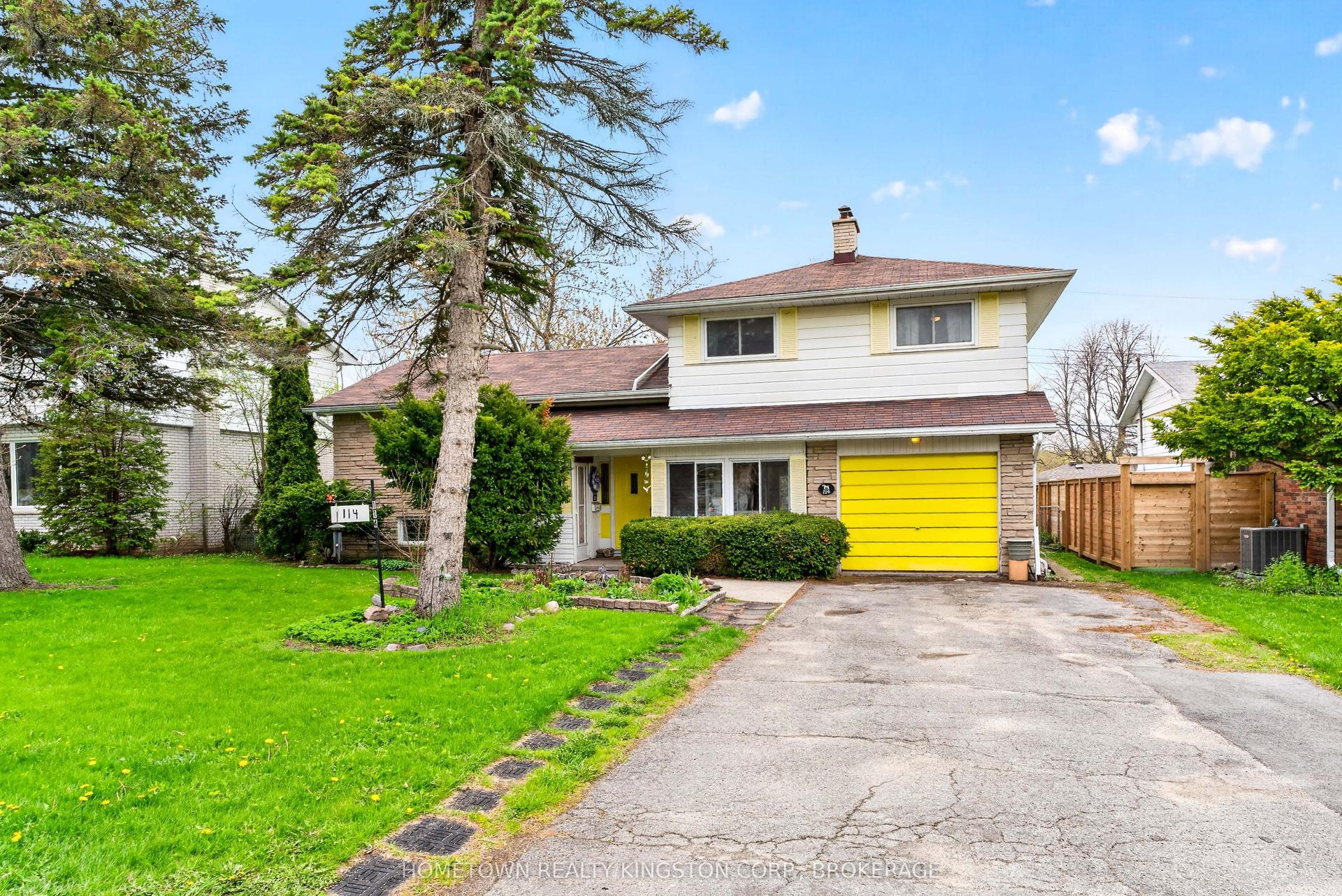 114 Campbell Crescent — photo 1