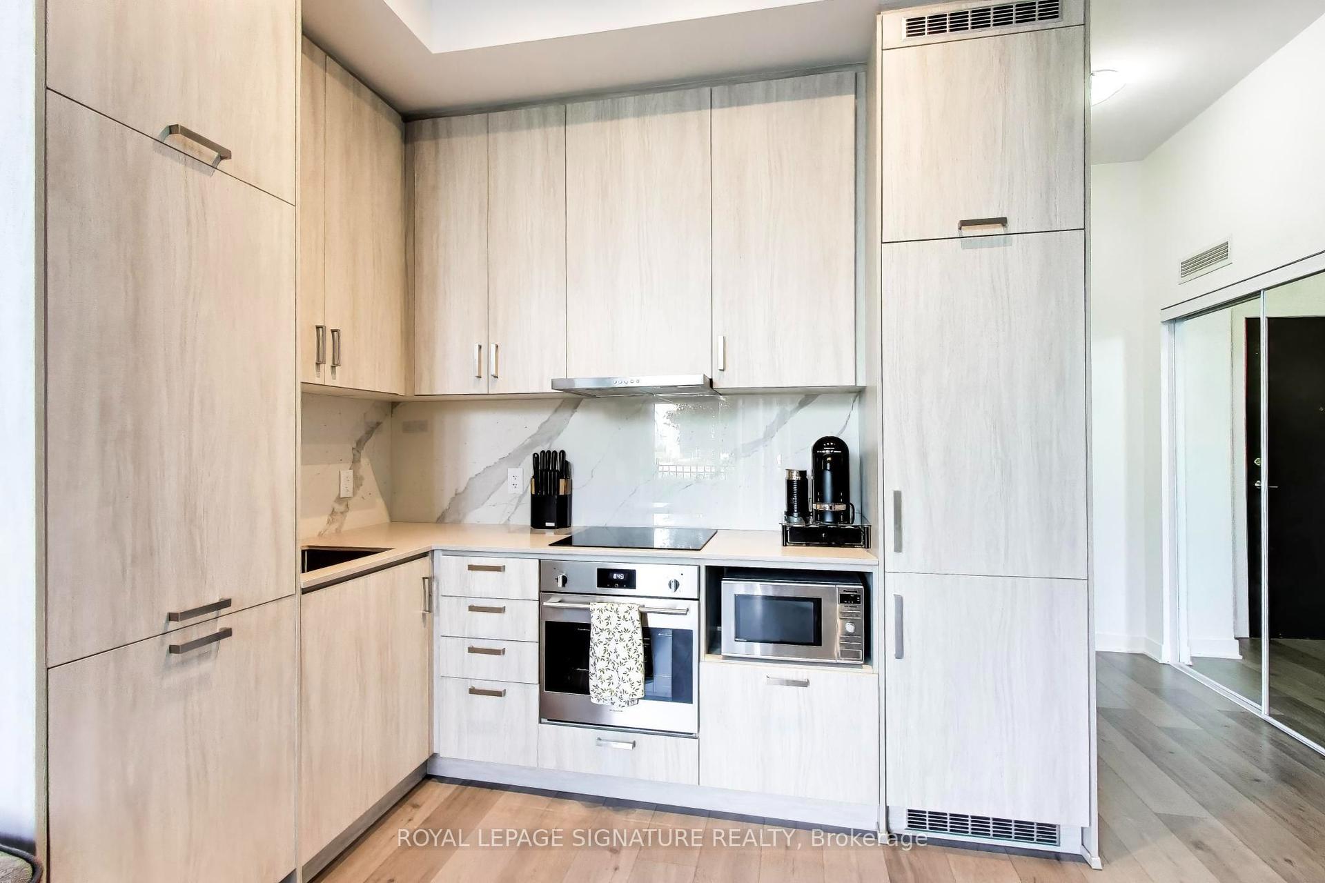 60 Honeycrisp Crescent 105 #105, Vaughan — Condo for lease, photo 1
