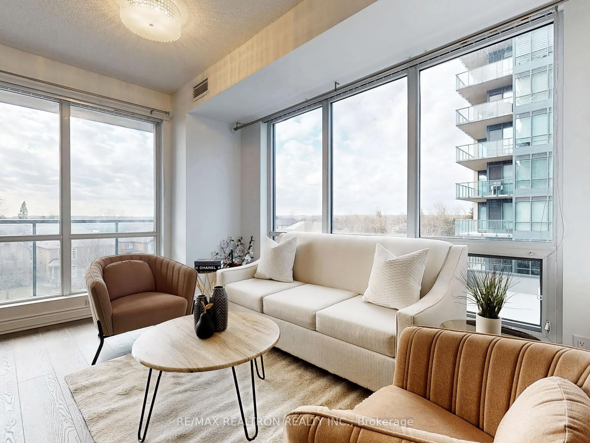 9088 Yonge Street 302A #302A — photo 1