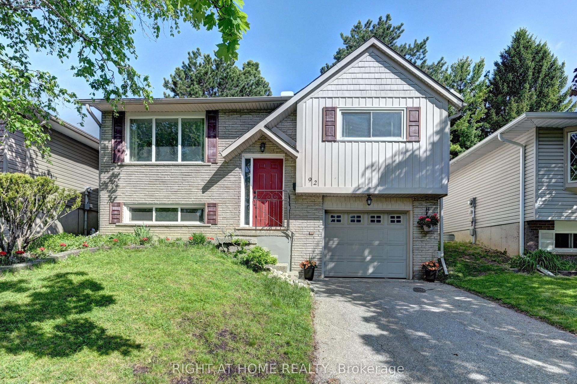 92 Pinemeadow Crescent — photo 1