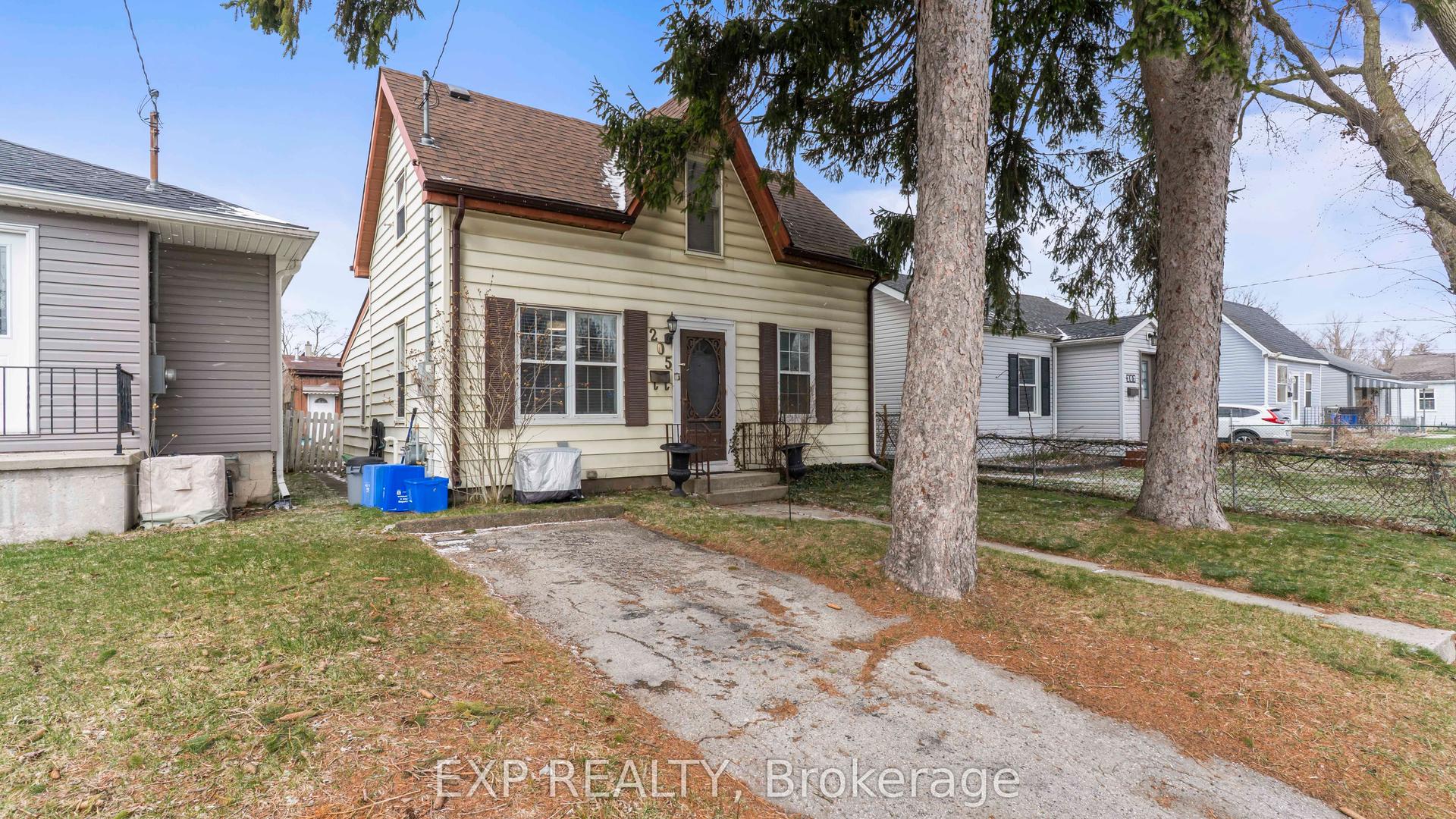 205 East Street — photo 1