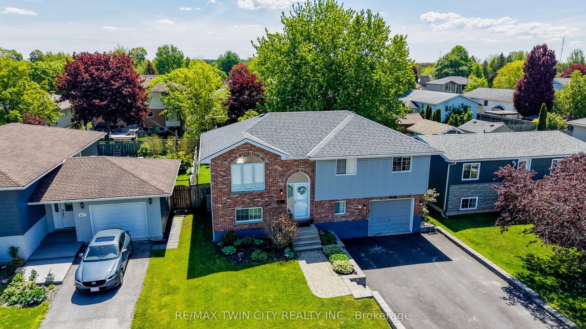 647 KENNARD Crescent — photo 1