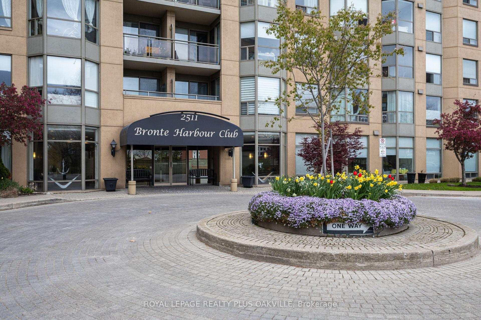 2511 Lakeshore Road W 311 #311 — photo 1