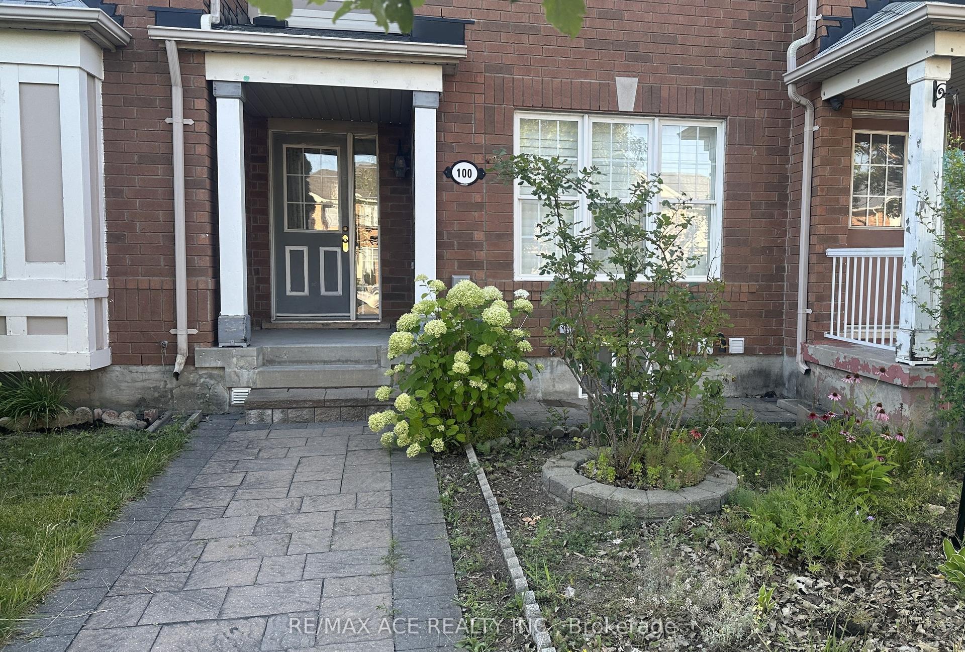 100 Staines Road, Toronto — Townhouse for lease, photo 1