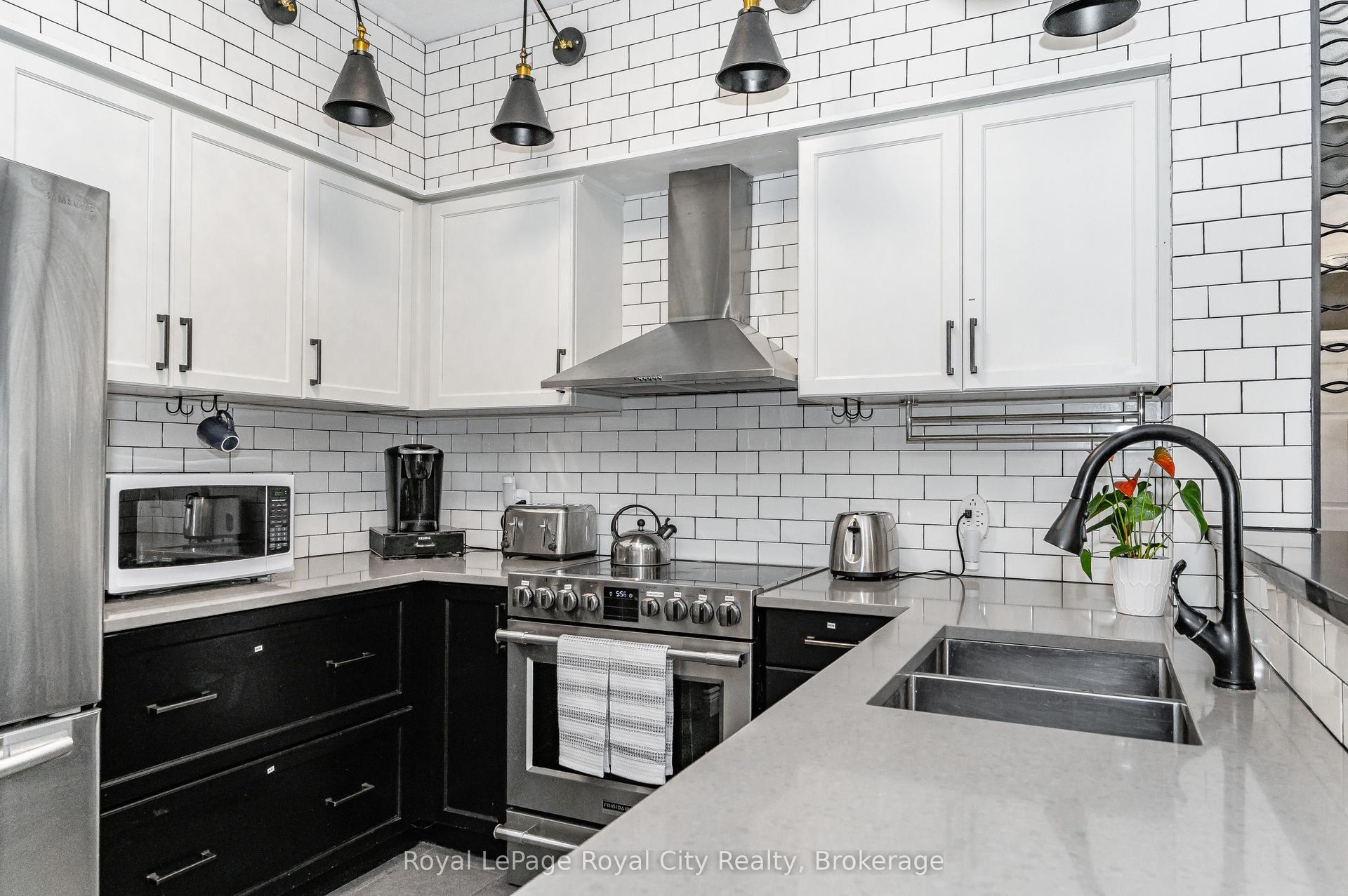 308 Watson Parkway N 102 #102, Guelph — Condo for sale, photo 1