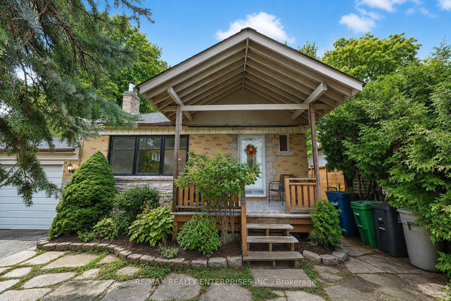 10 Colonial Avenue — photo 1