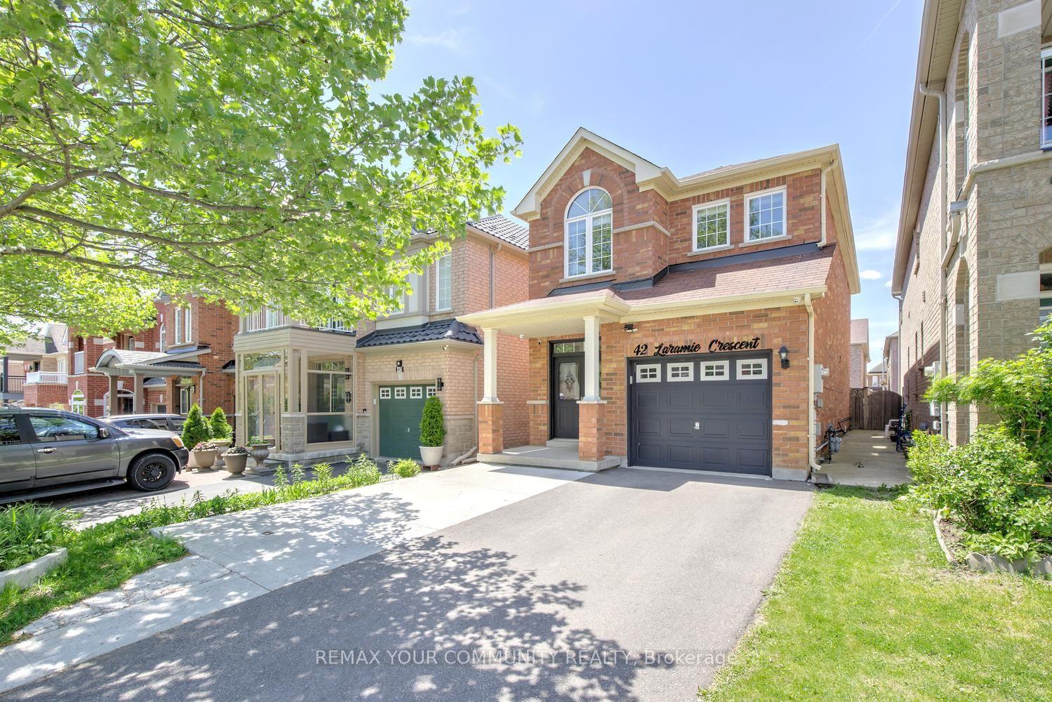 42 Laramie Crescent — photo 1