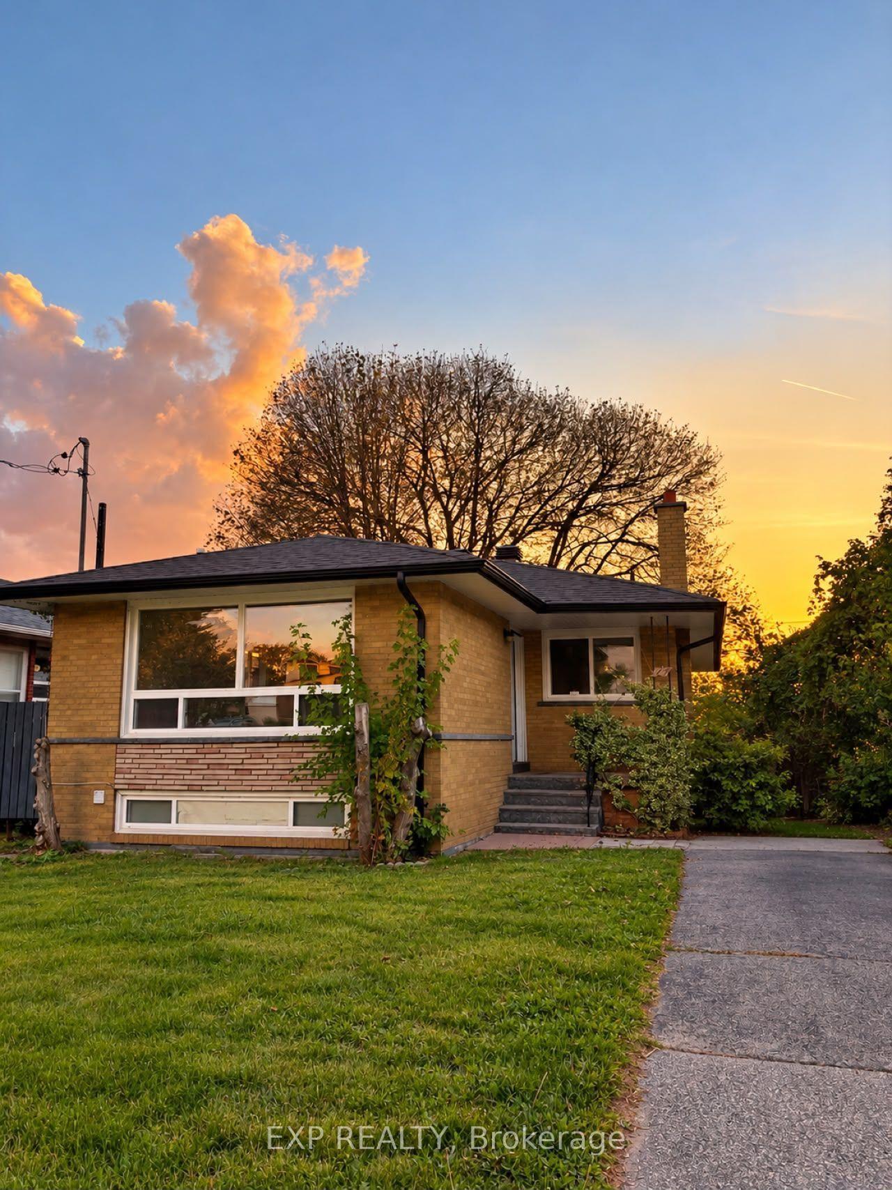 24 Cora Crescent, Toronto — Detached for lease, photo 1