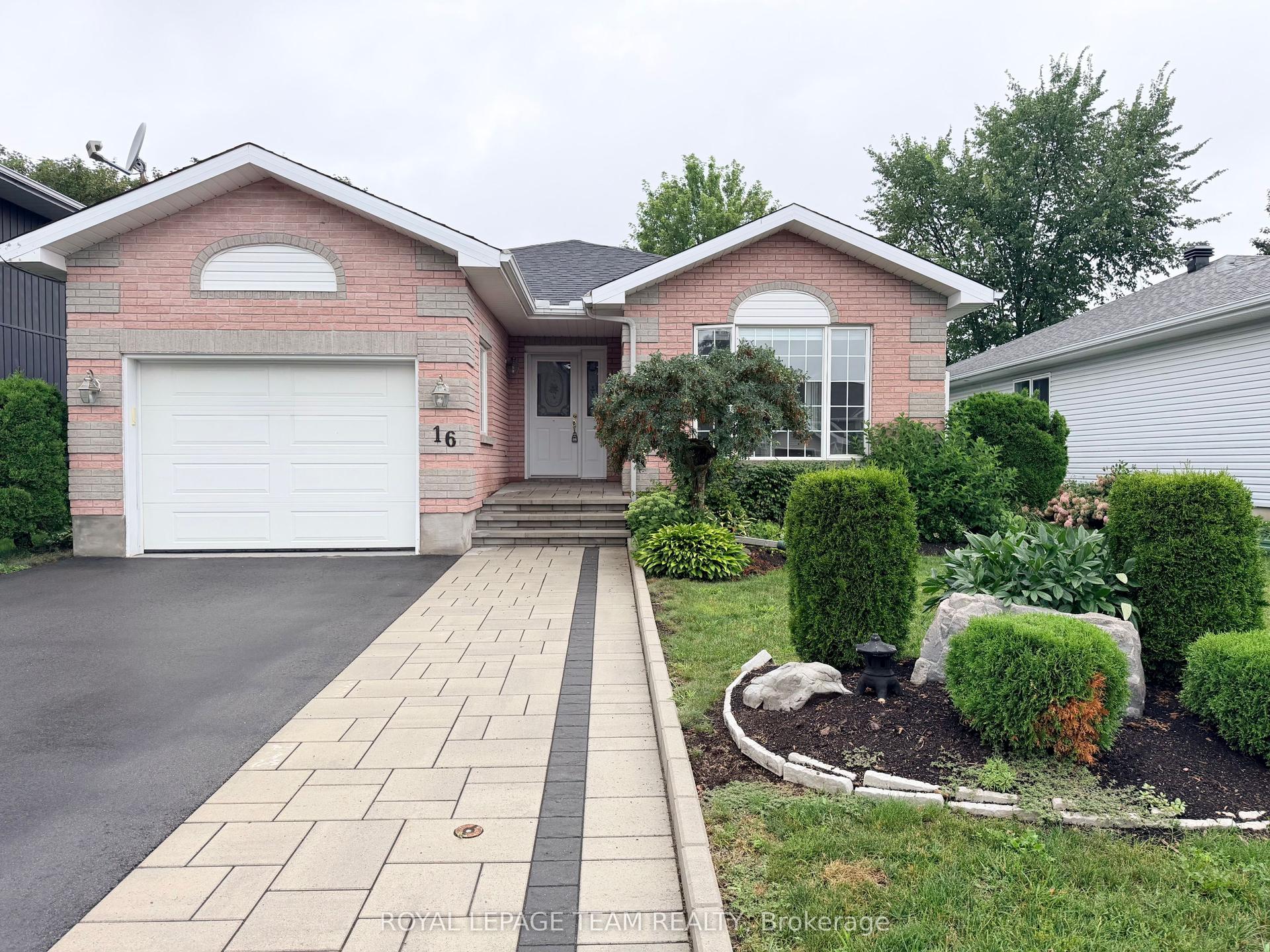 16 Fairview Crescent, Arnprior — Detached for sale, photo 1