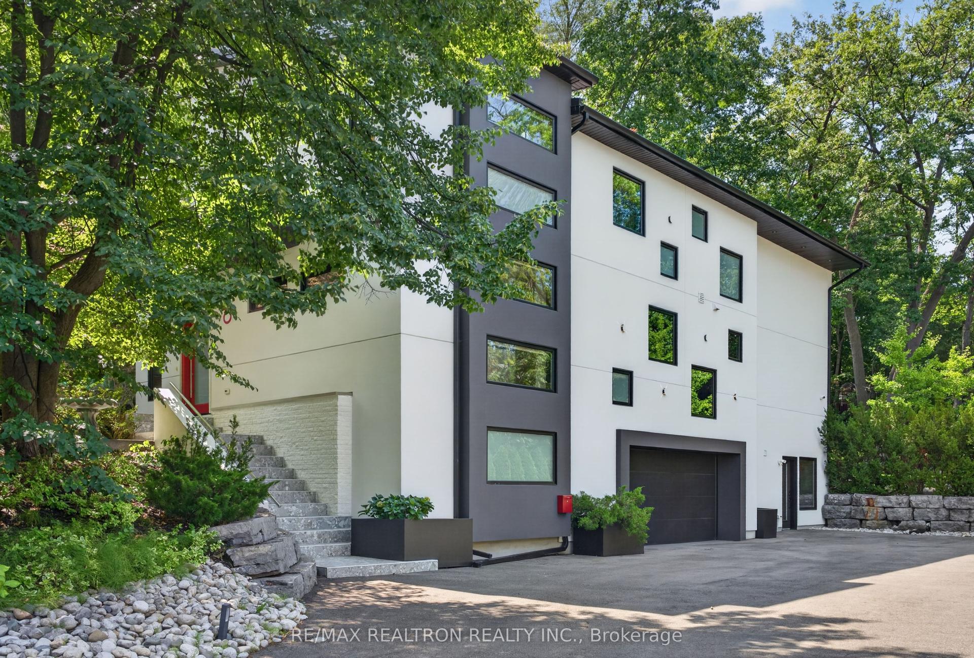 8 Breezewood Drive, Toronto — Detached for sale, photo 1