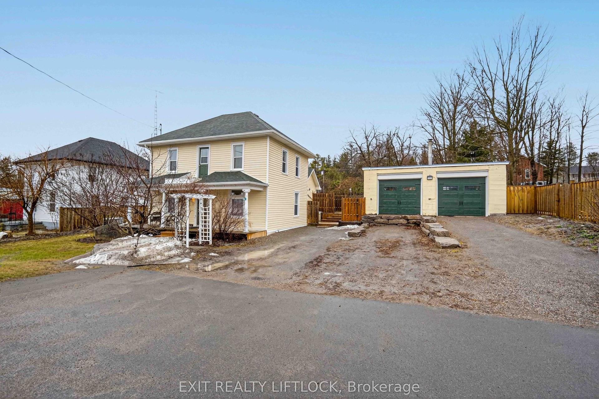 2464 Queen Mary Street — photo 1