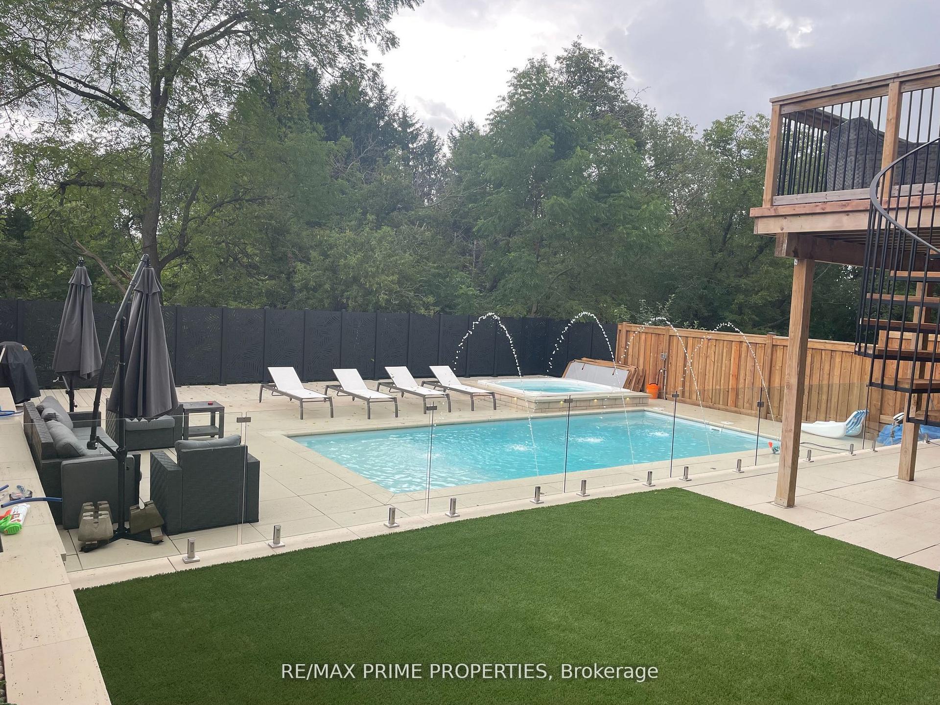 72 Ridge Gate Crescent — photo 1