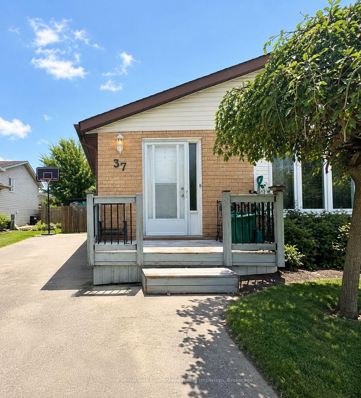 37 Mayfair Drive, Welland — Semi-Detached for lease, photo 1