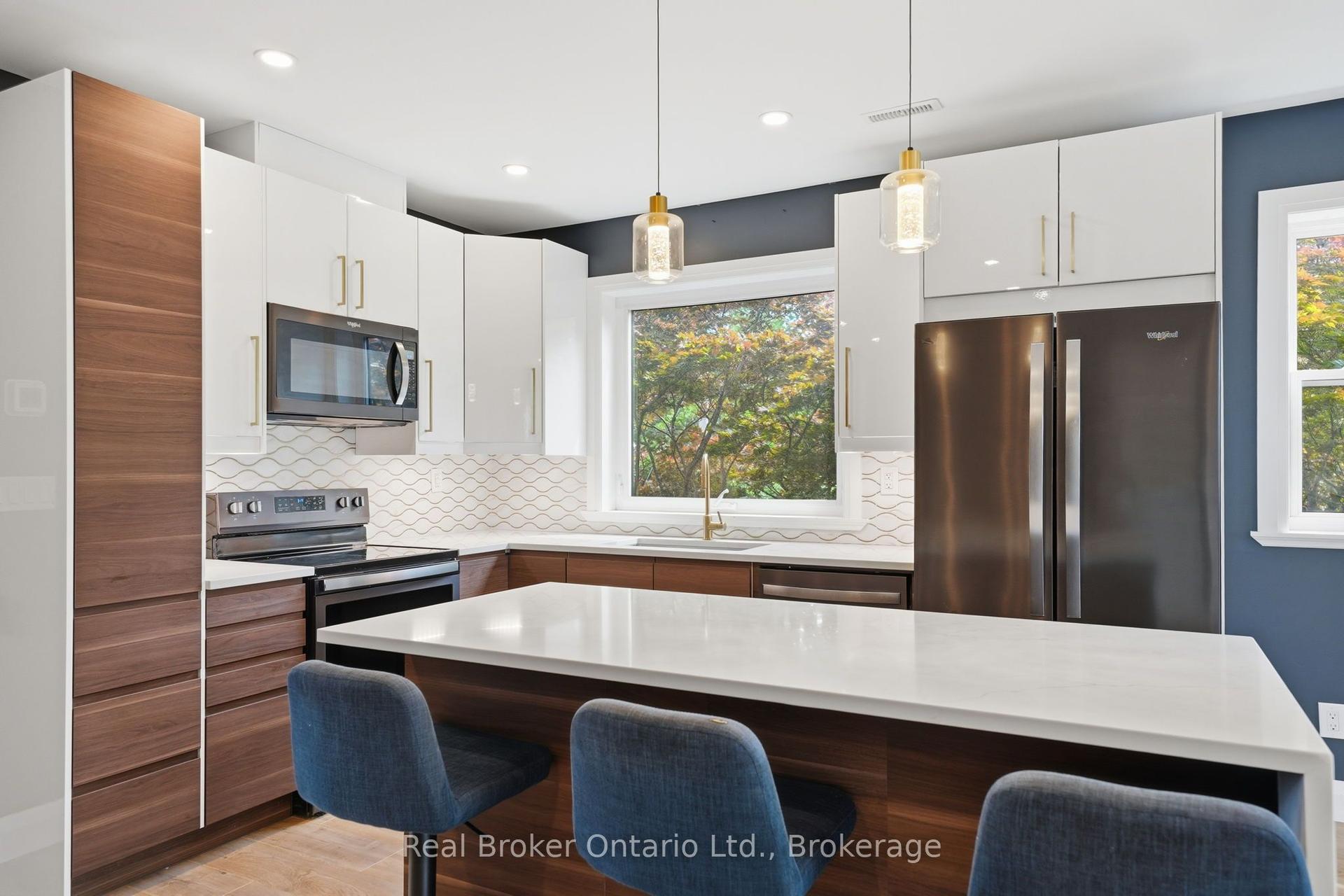 58 ROSSLYN Avenue N Unit 2 #Unit 2 — photo 1