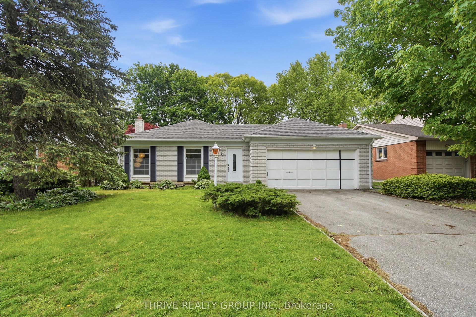 33 Benson Crescent — photo 1
