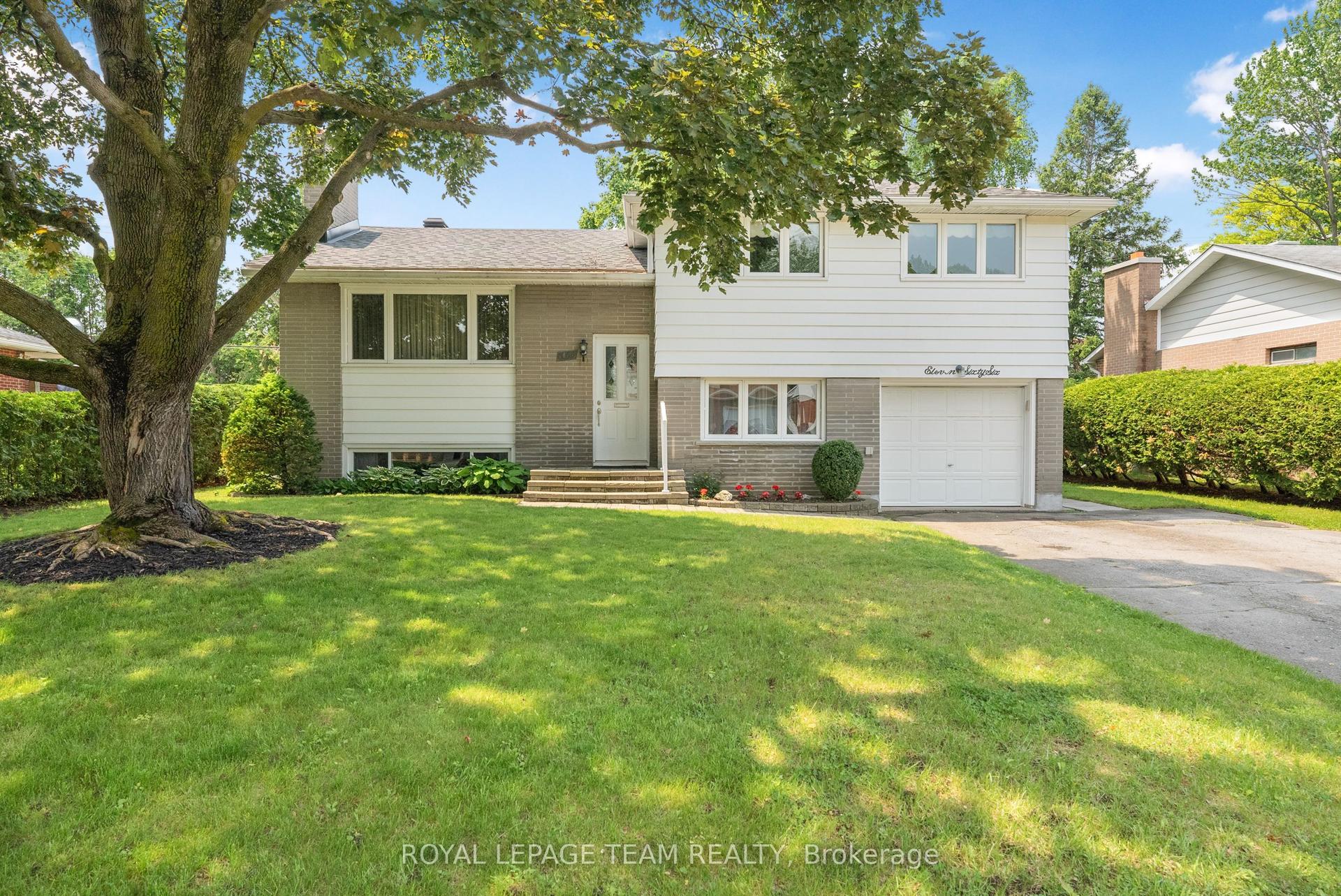 1166 Castle Hill Crescent — photo 1