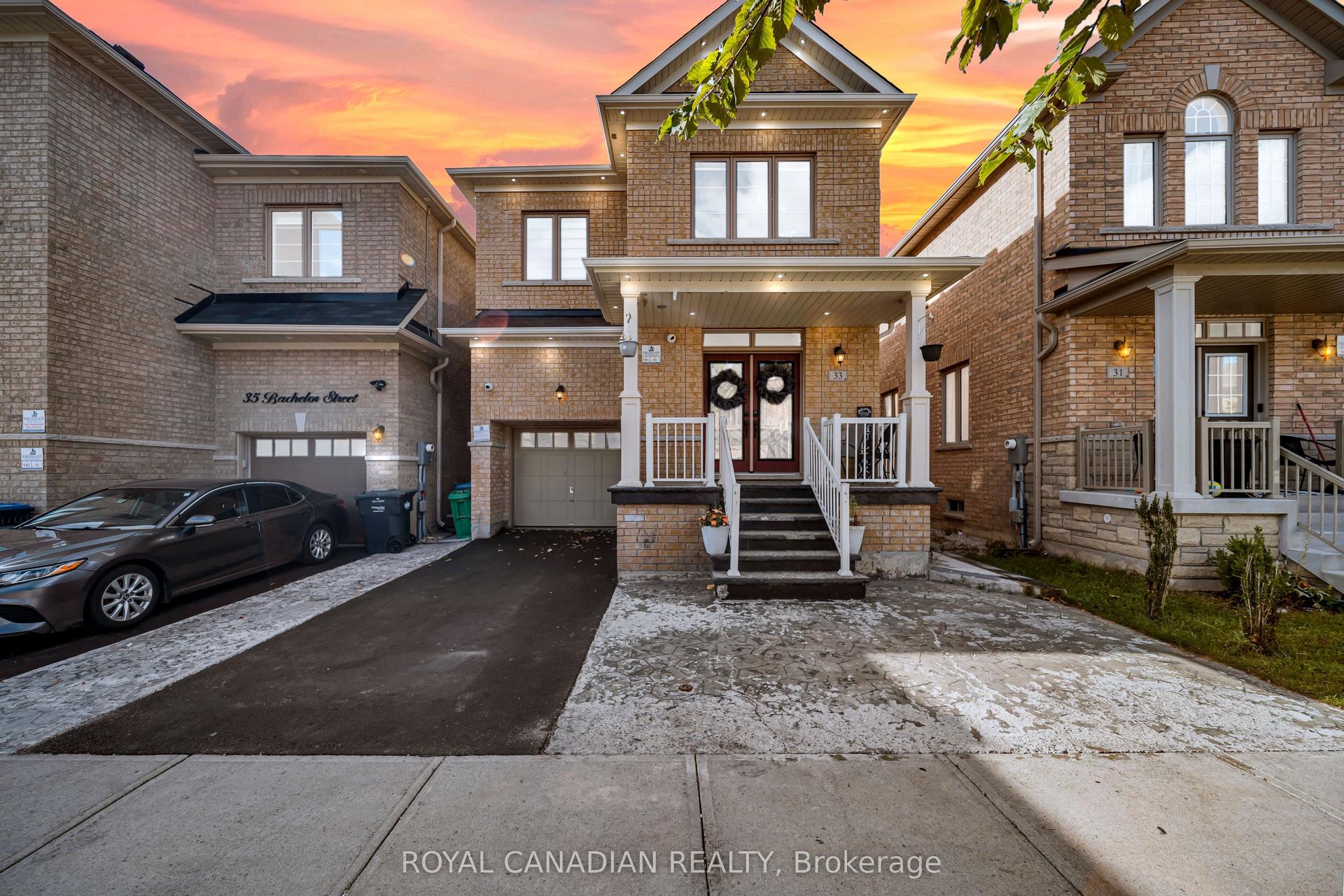 33 Bachelor Street, Brampton — Detached for sale, photo 1