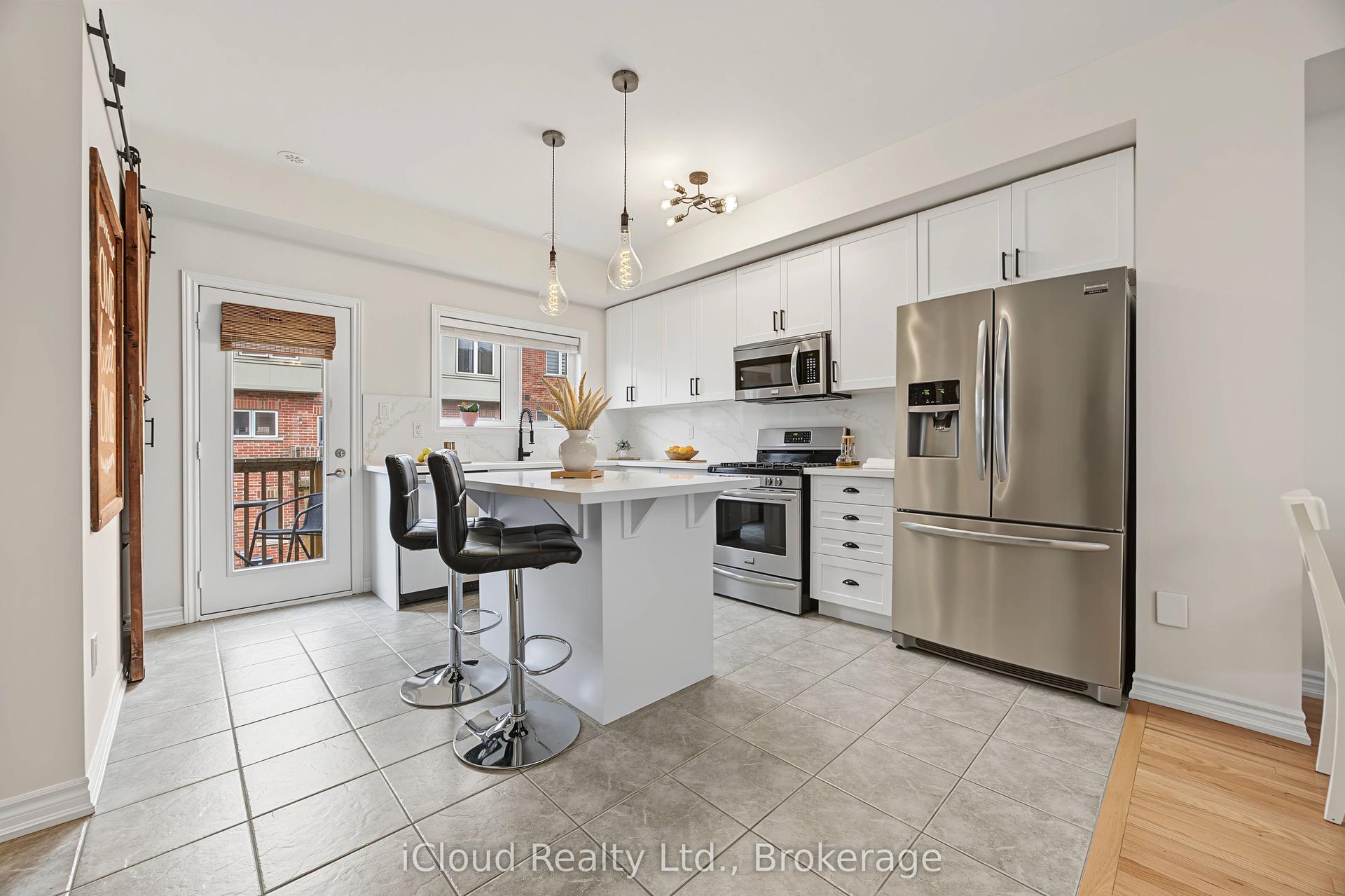 49 Aspen Hills Road, Brampton — Condo Town for sale, photo 1