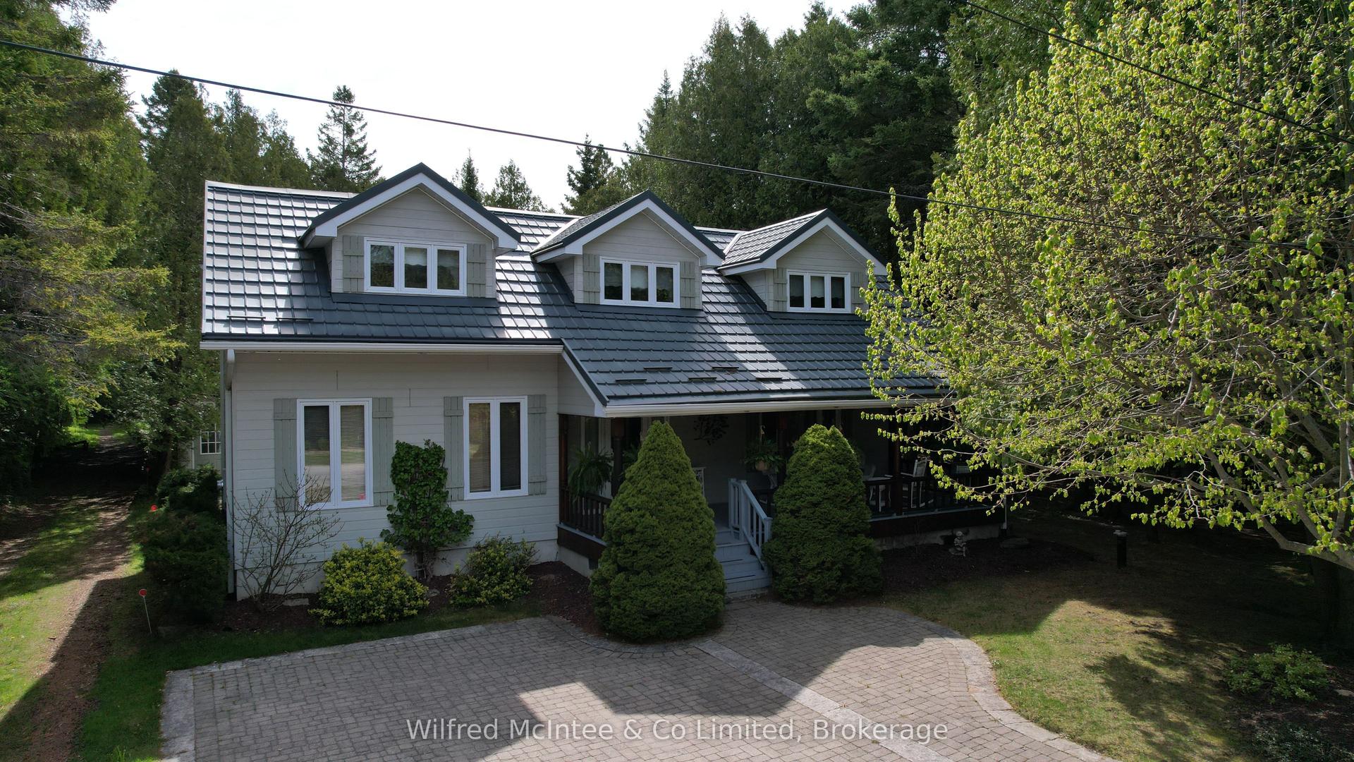 925 King Edward Avenue — photo 1