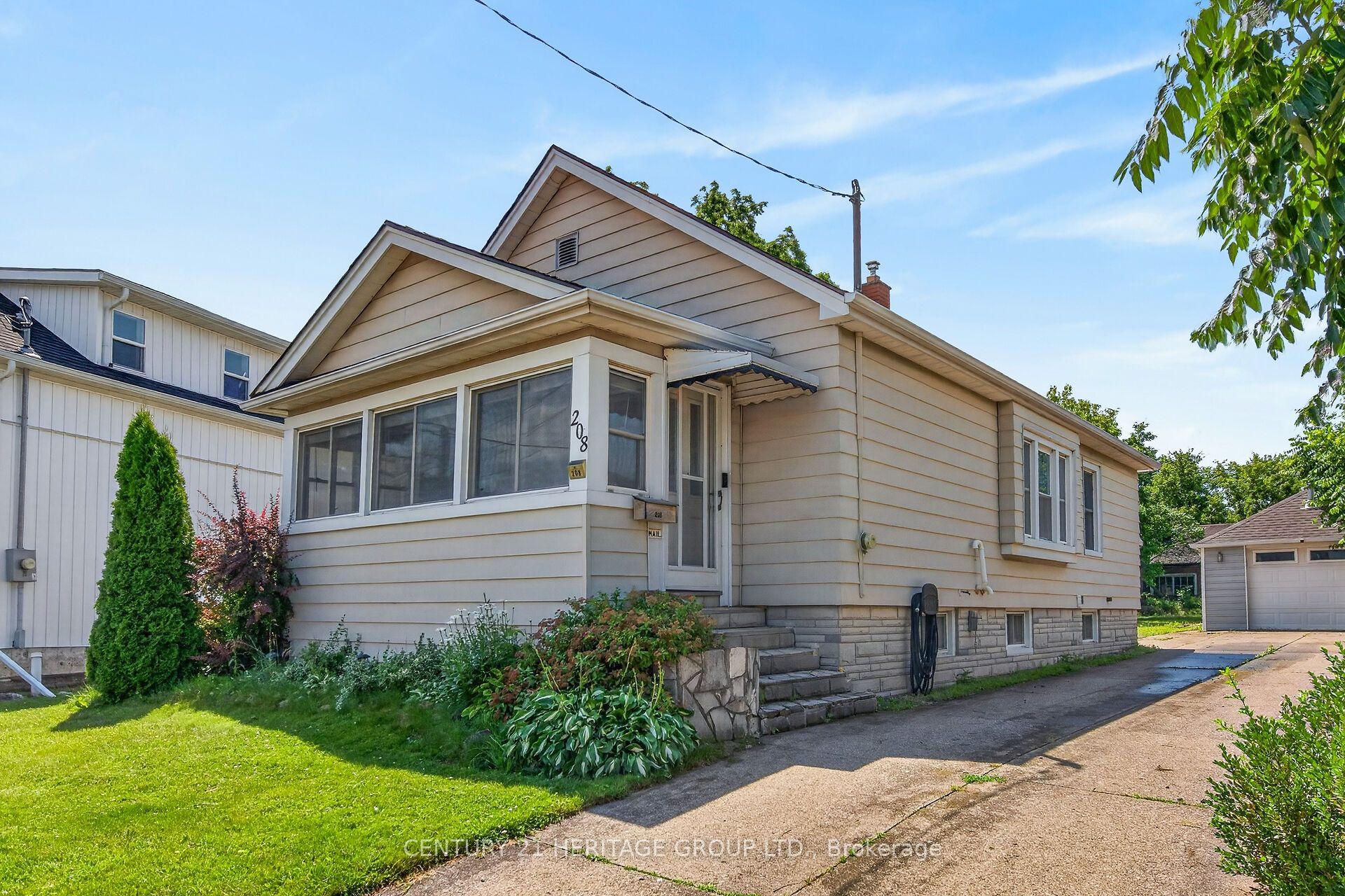 208 Carlton Street, St. Catharines — Detached for sale, photo 1