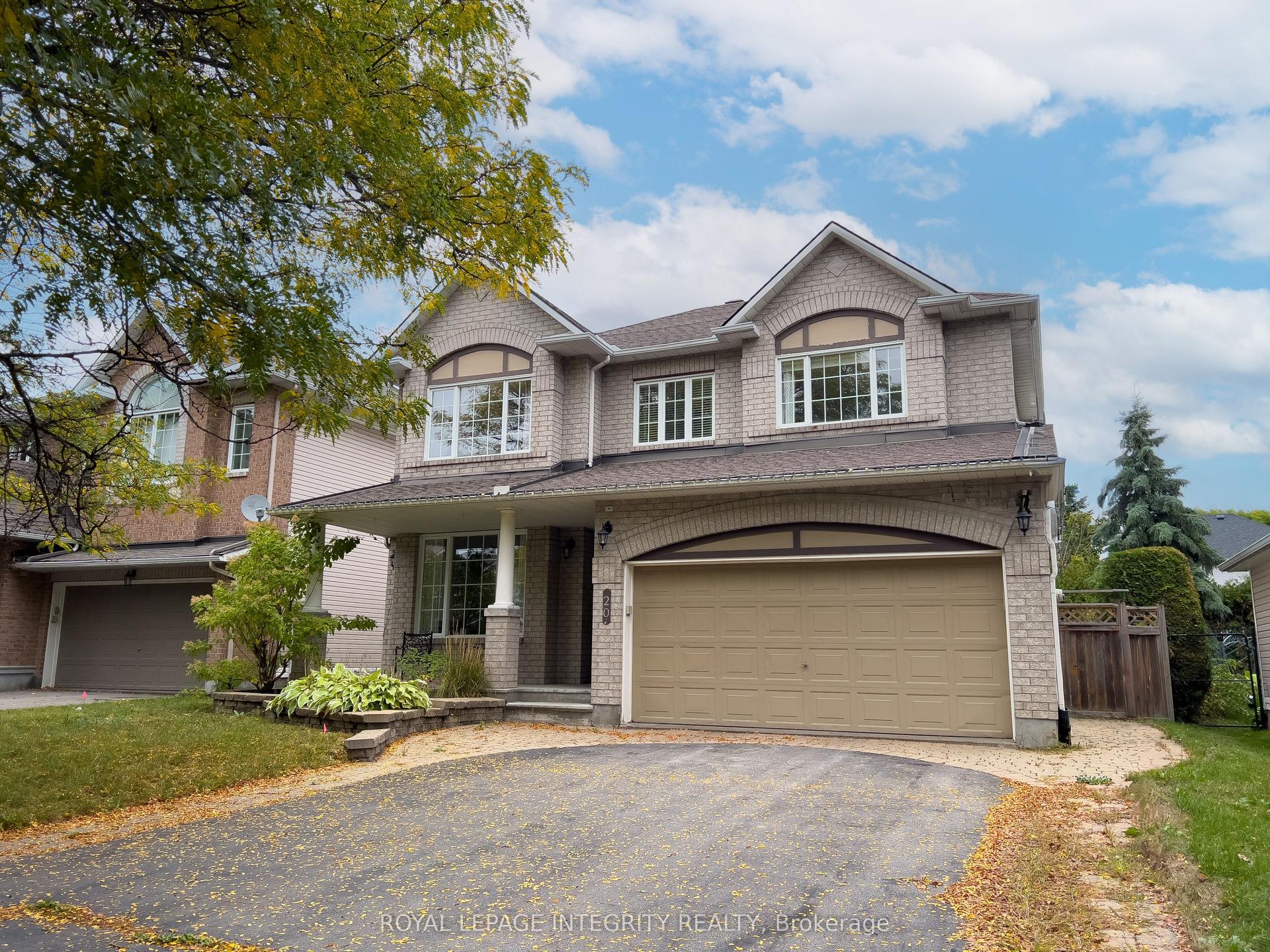 20 FARMFIELD Crescent — photo 1