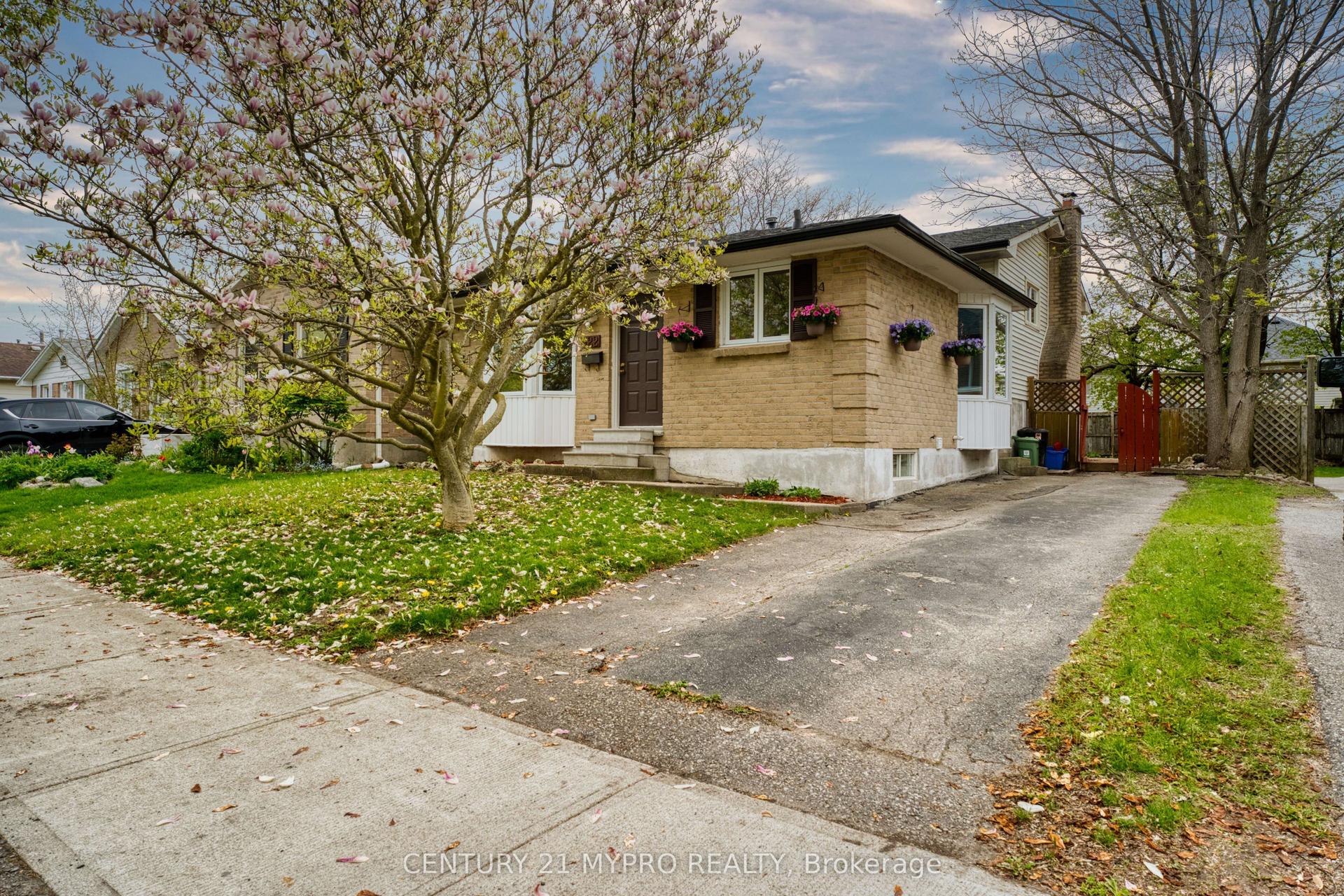 122 Olympic Crescent — photo 1