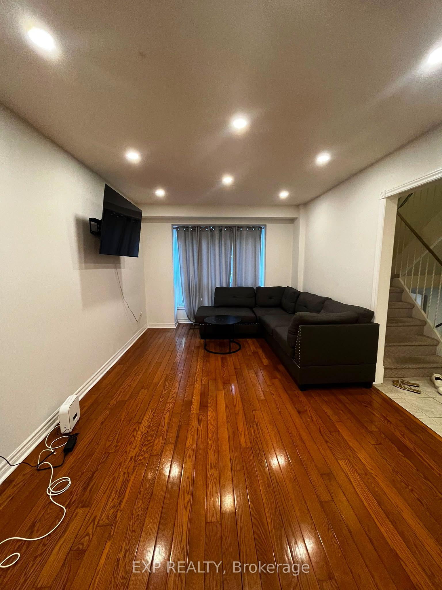 22 Pearson Street 10 - Room C #10 - Room C, Oshawa — Condo Town for lease, photo 1