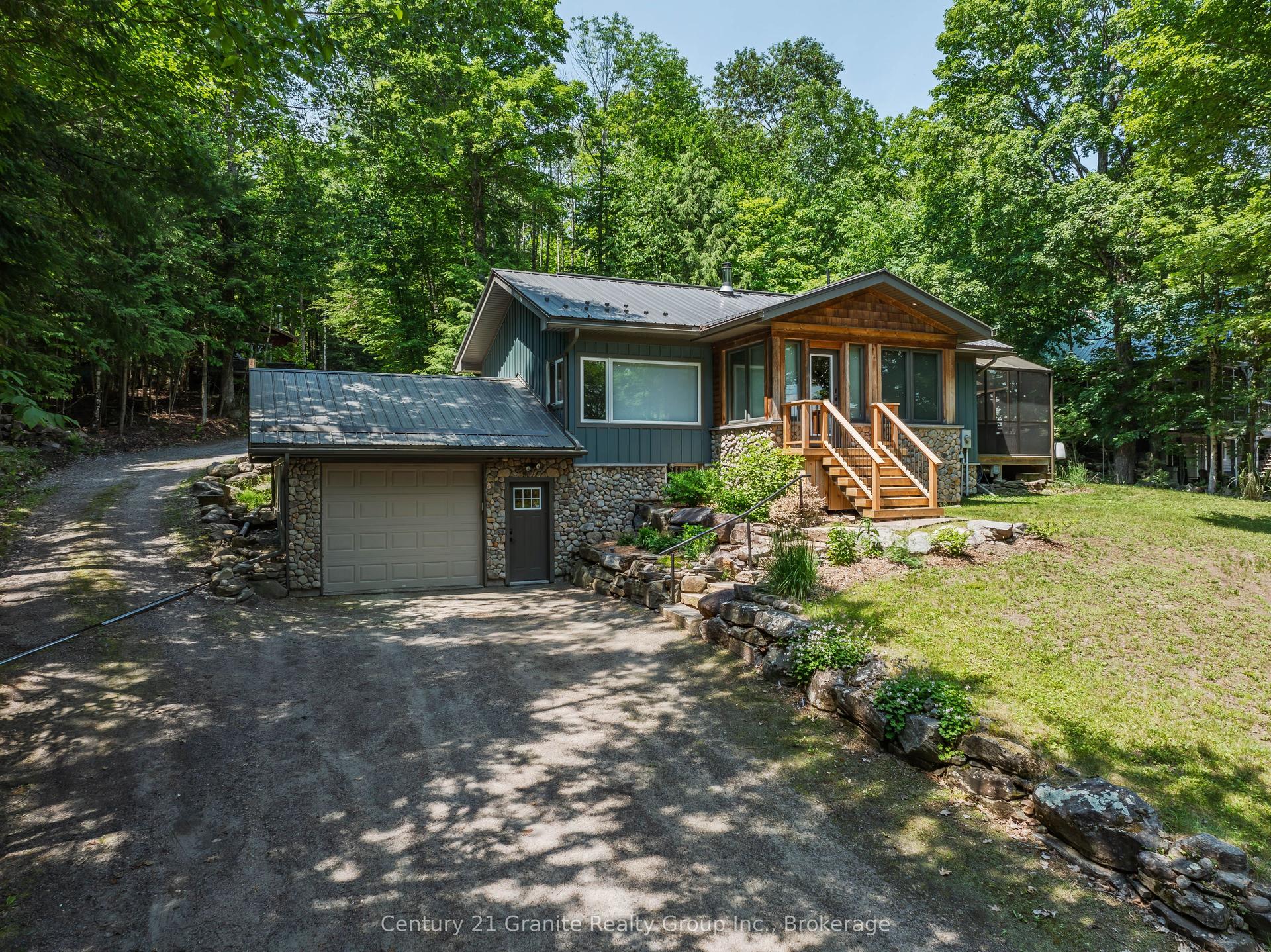 1283 Wonderland Road, Dysart et al — Detached for sale, photo 1