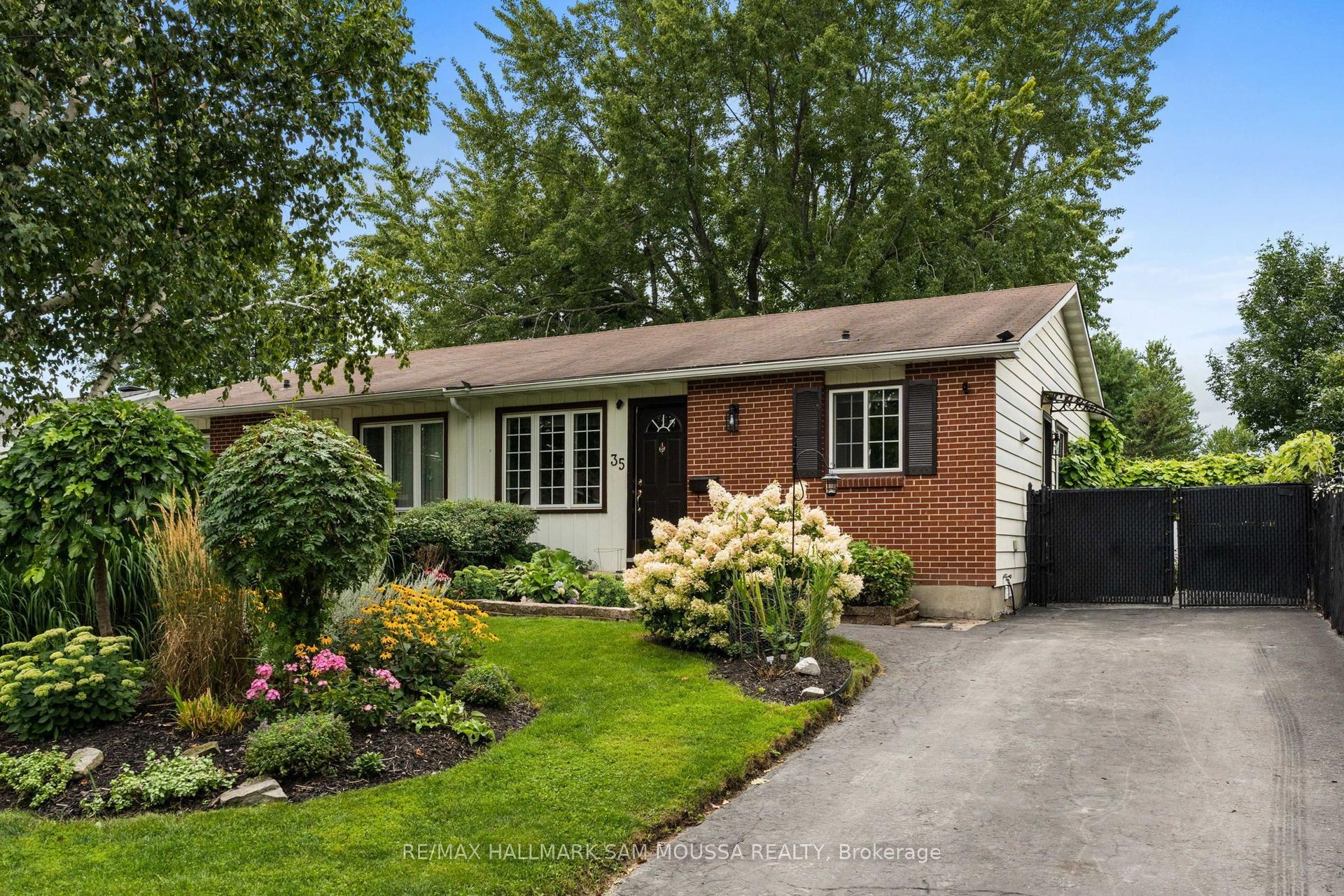 35 Ballantrae Way, Kanata — Semi-Detached for sale, photo 1