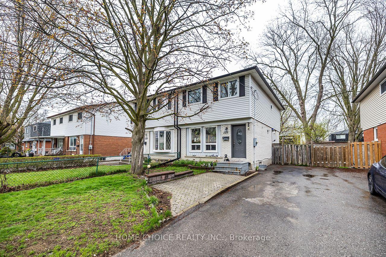225 Barkley Crescent — photo 1
