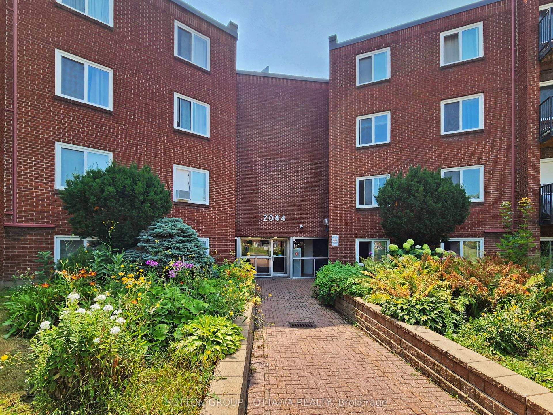 2044 Arrowsmith Drive 202A #202A, Beacon Hill North - South and Area — Condo for sale, photo 1