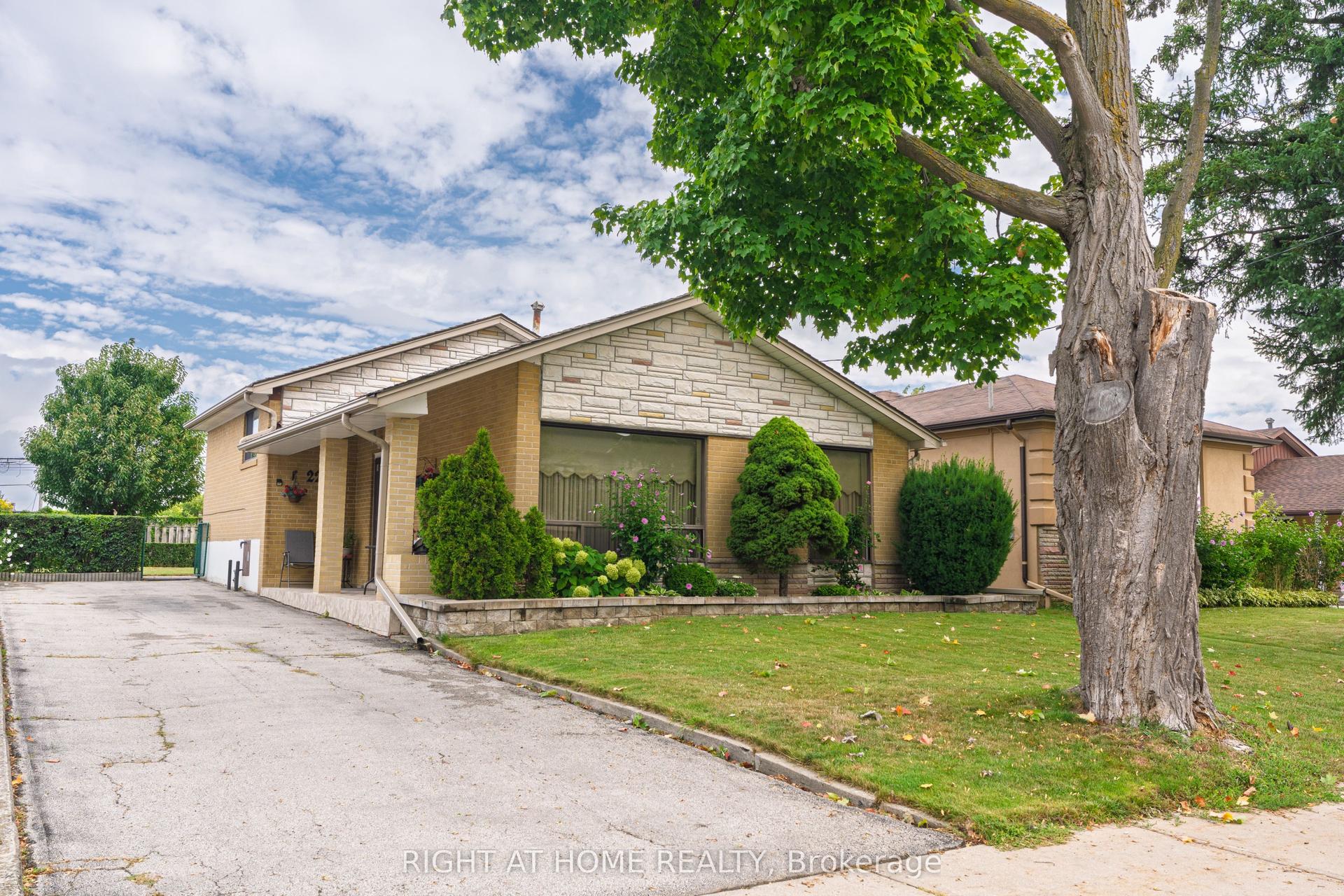 22 Monterrey Drive, Toronto — Detached for sale, photo 1