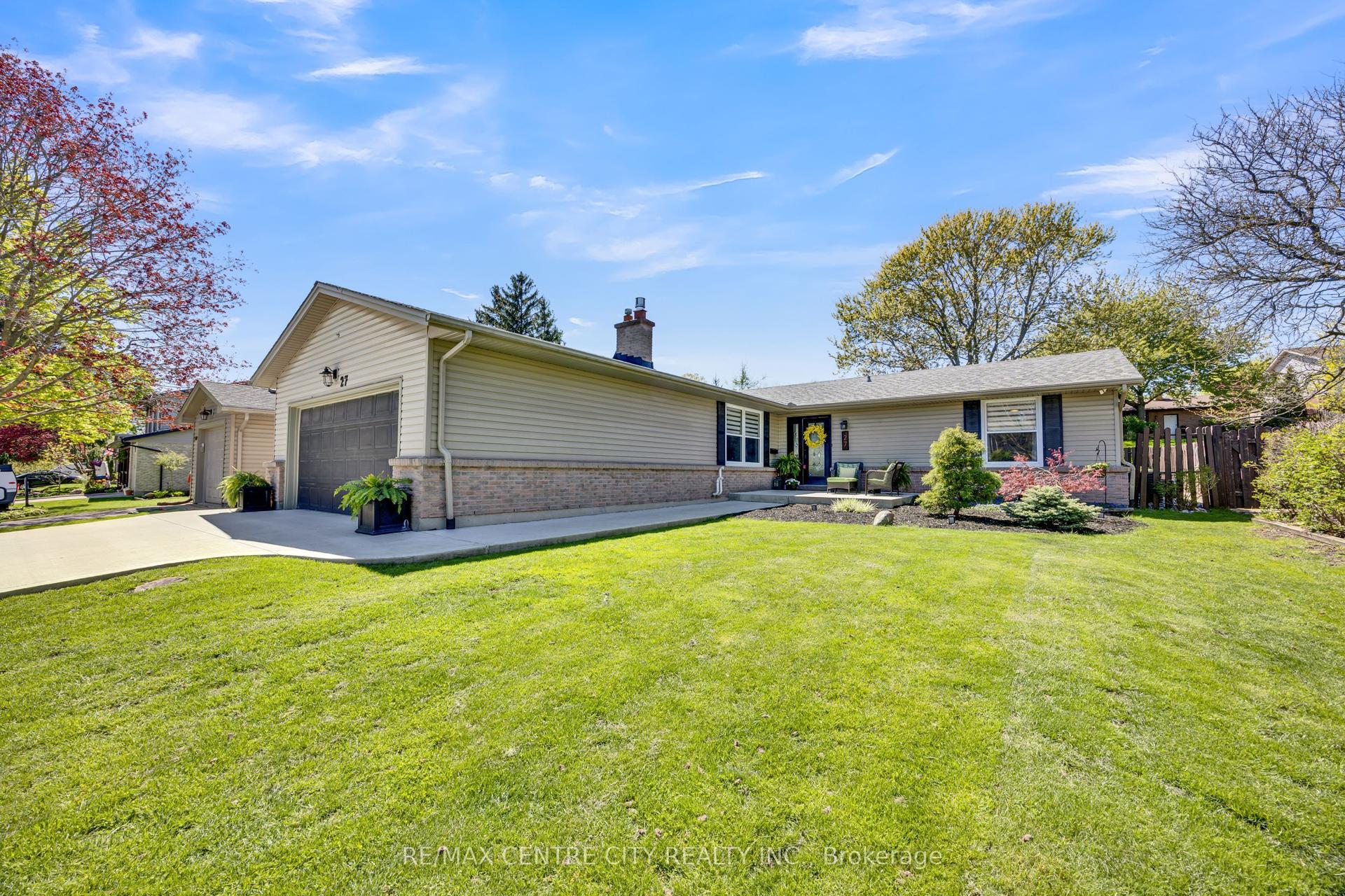 27 Bartlett Crescent — photo 1