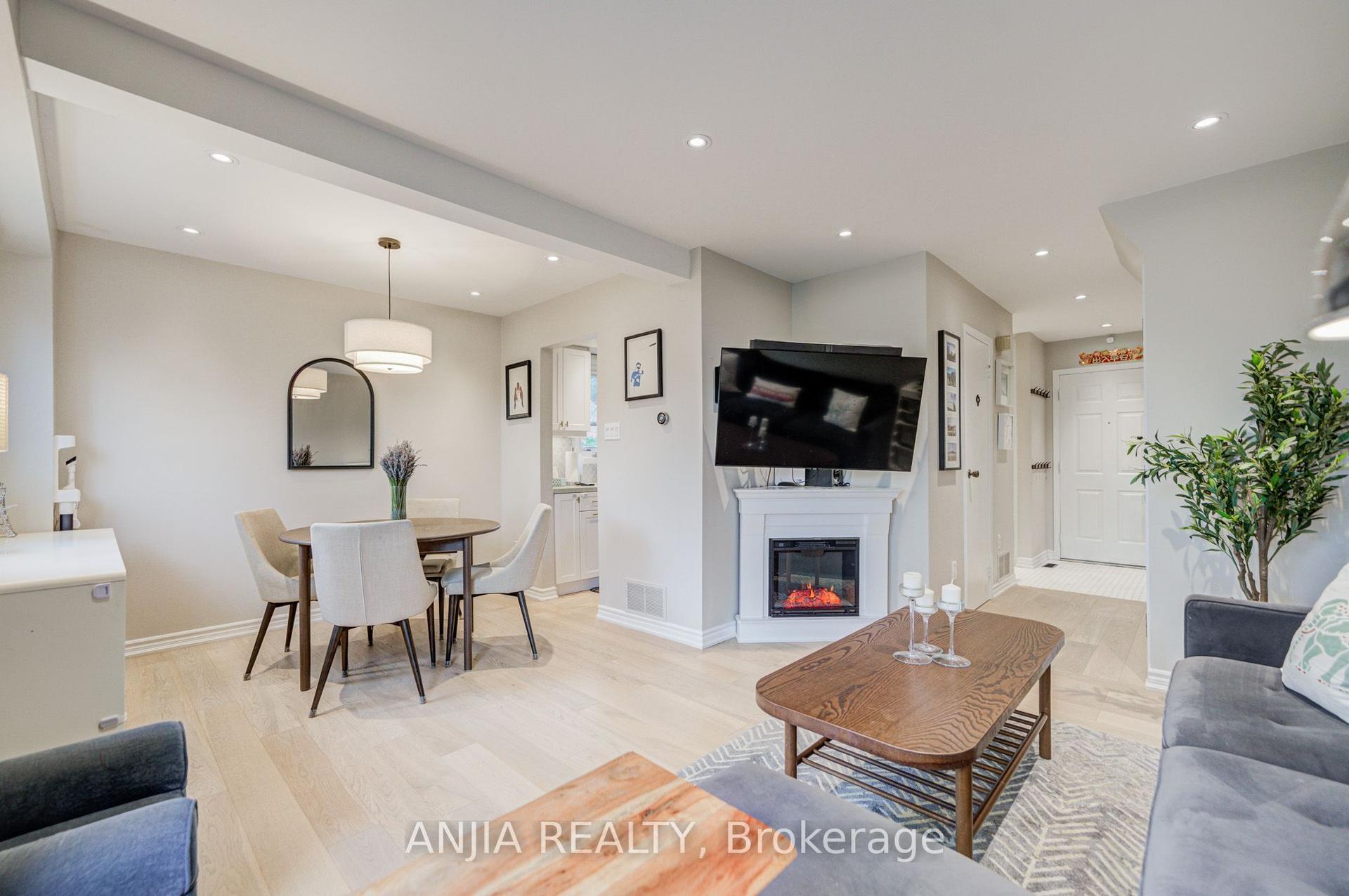 8 Maresfield Drive, Toronto — Detached for sale, photo 1