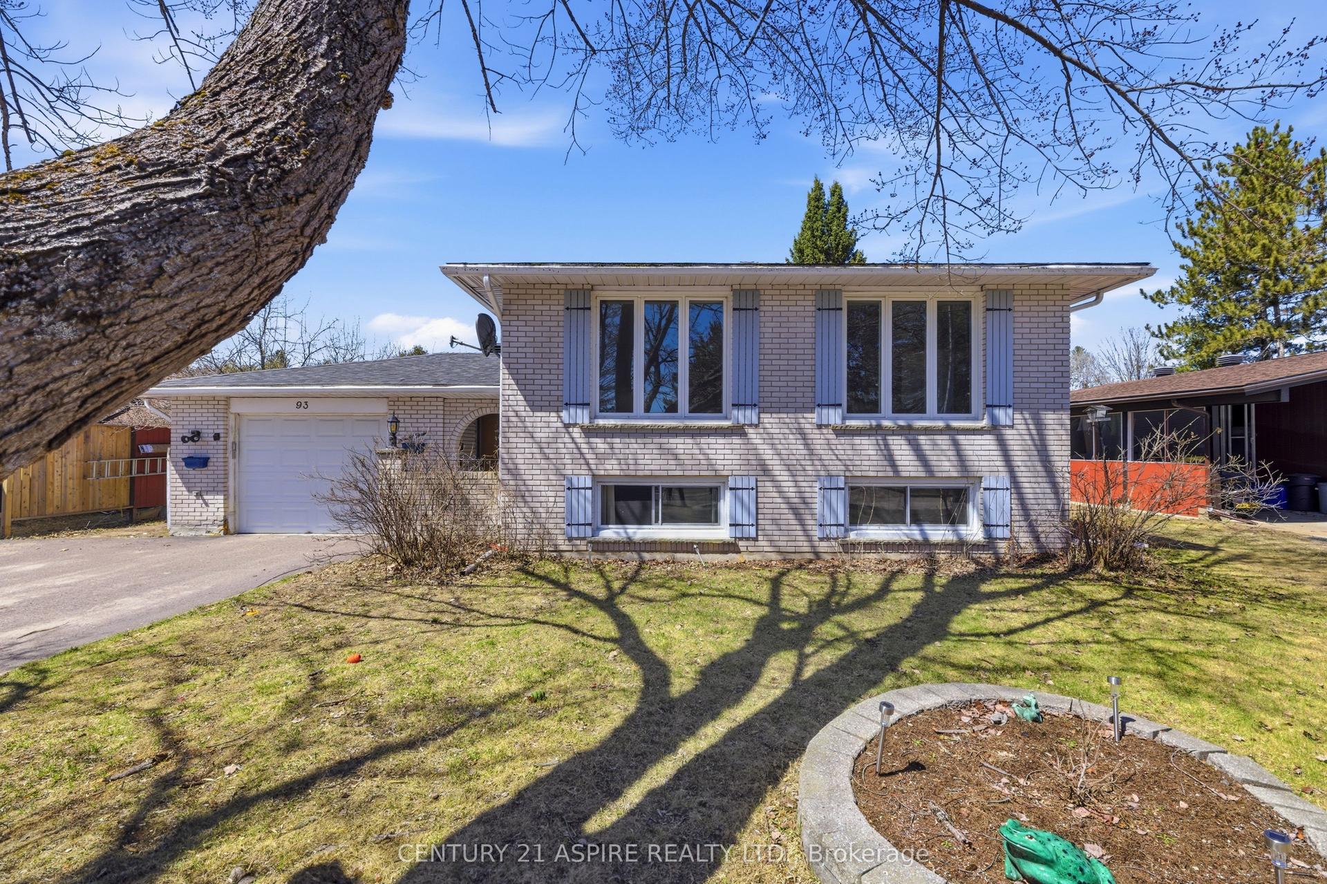 93 Frontenac Crescent — photo 1
