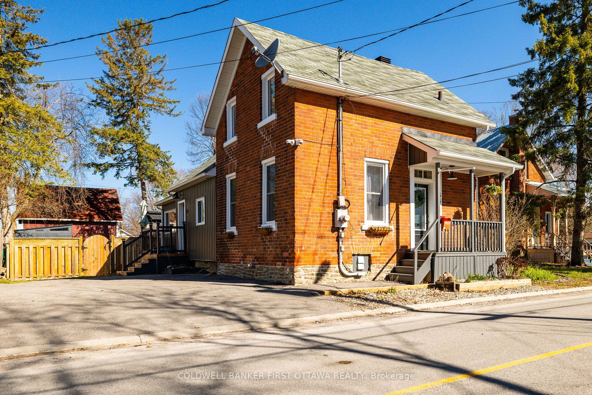 133 NELSON Street E — photo 1