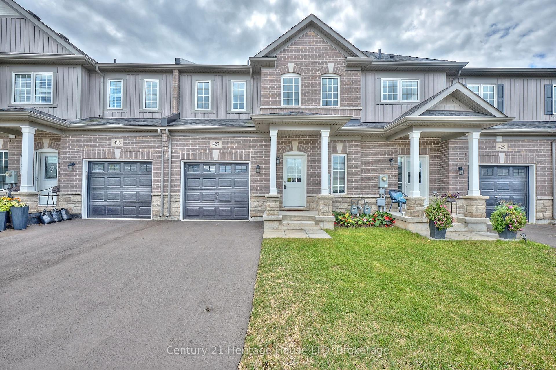 427 Williams Crescent — photo 1
