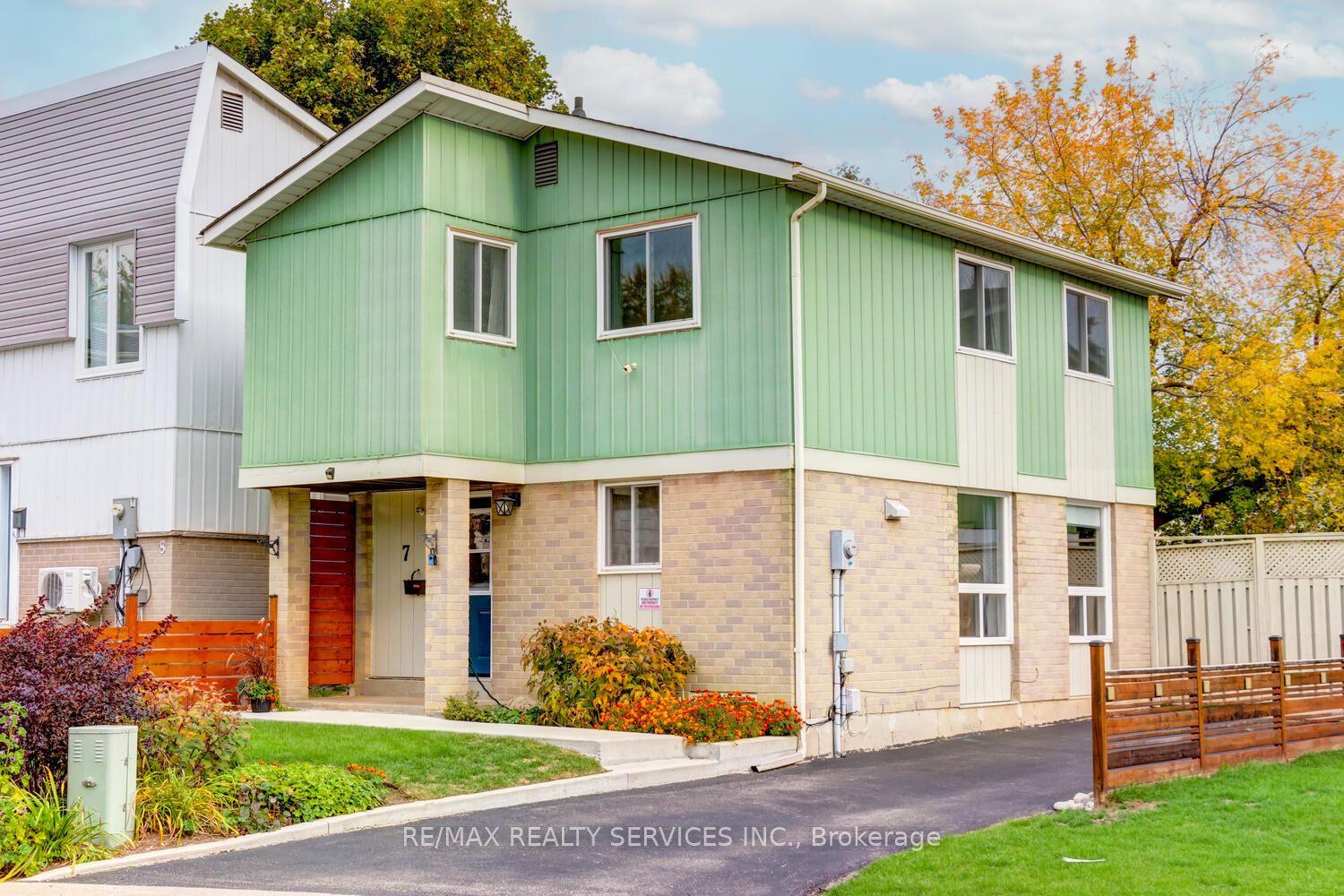7 Hamlet Court — photo 1