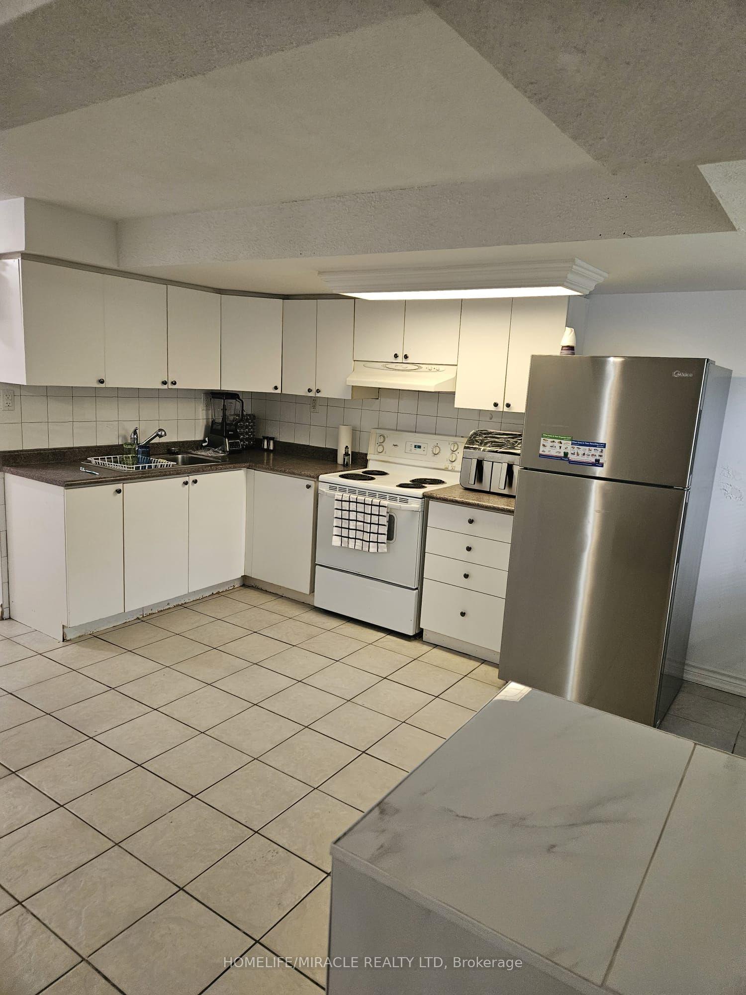 43 Blossom Avenue W, Brampton — Detached for lease, photo 1
