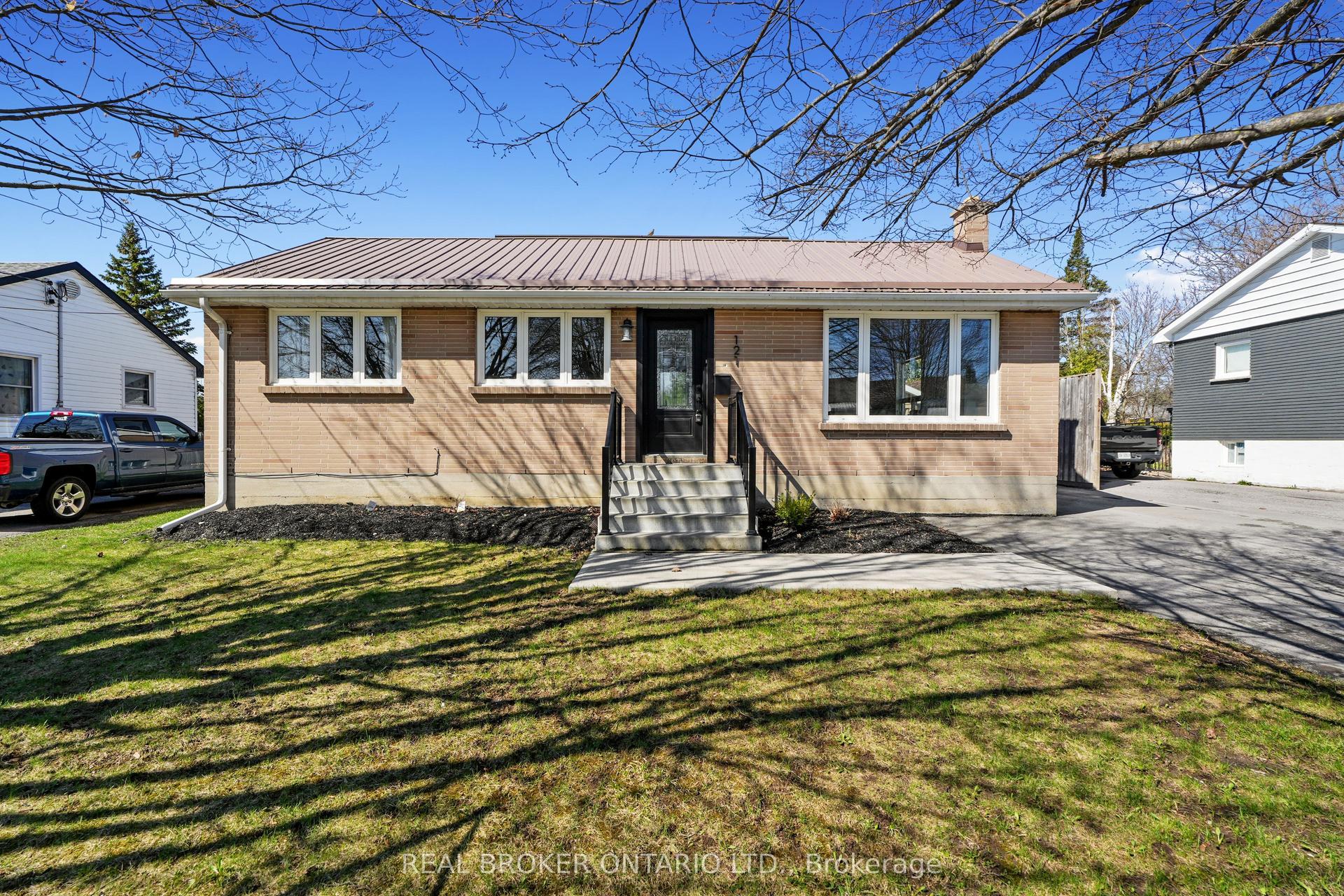 121 Goodfellow Road E — photo 1