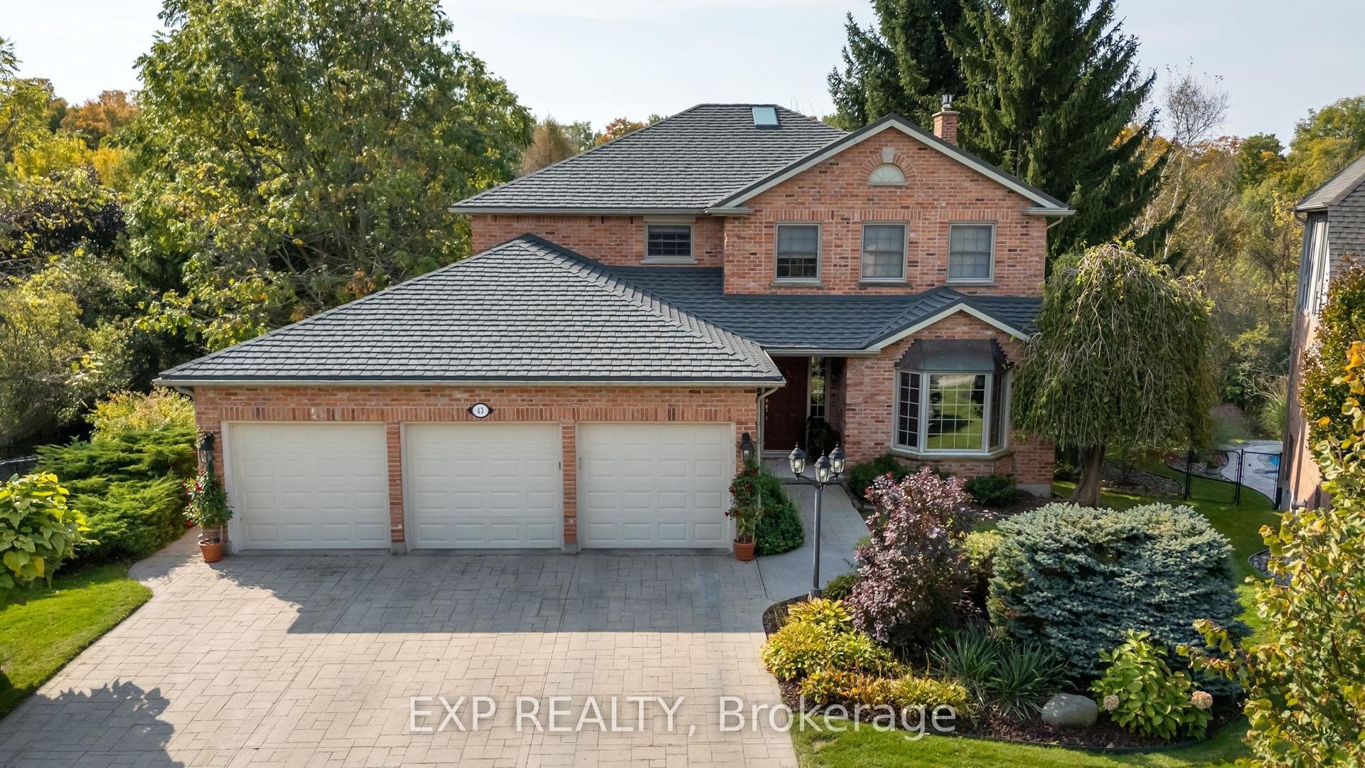 43 Glenridge Crescent — photo 1
