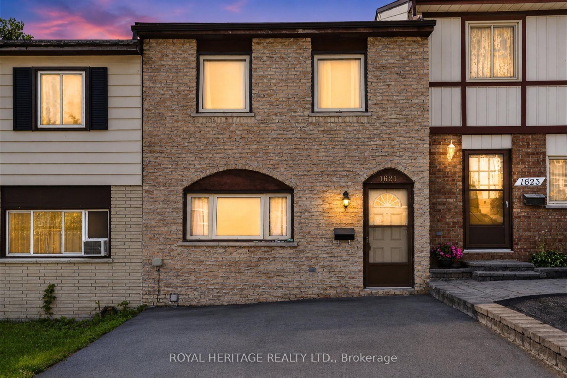 1621 Applewood Crescent, Peterborough — Townhouse for sale, photo 1