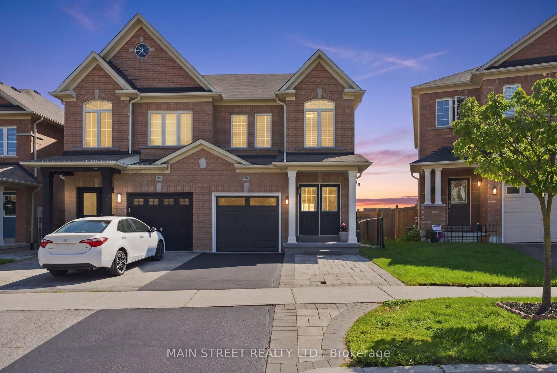 90 Four Seasons Crescent, Newmarket — Semi-Detached for sale, photo 1