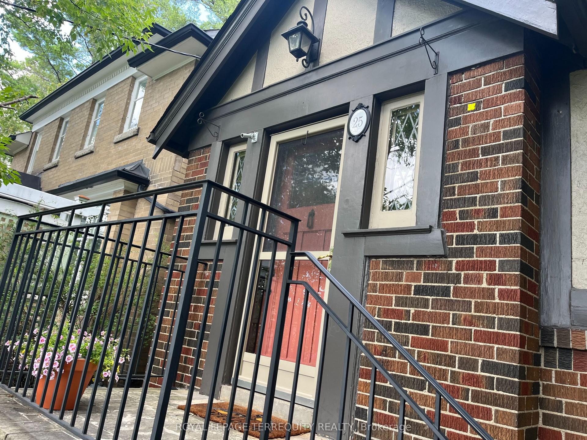 25 Halford Avenue, Toronto — Detached for lease, photo 1