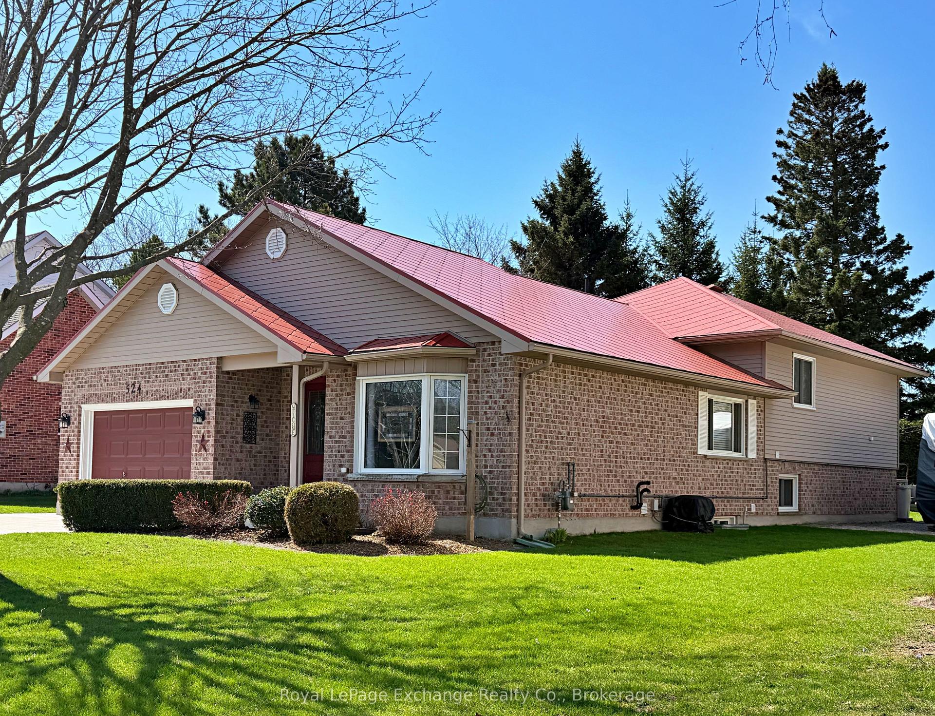 524 Lynden Crescent — photo 1