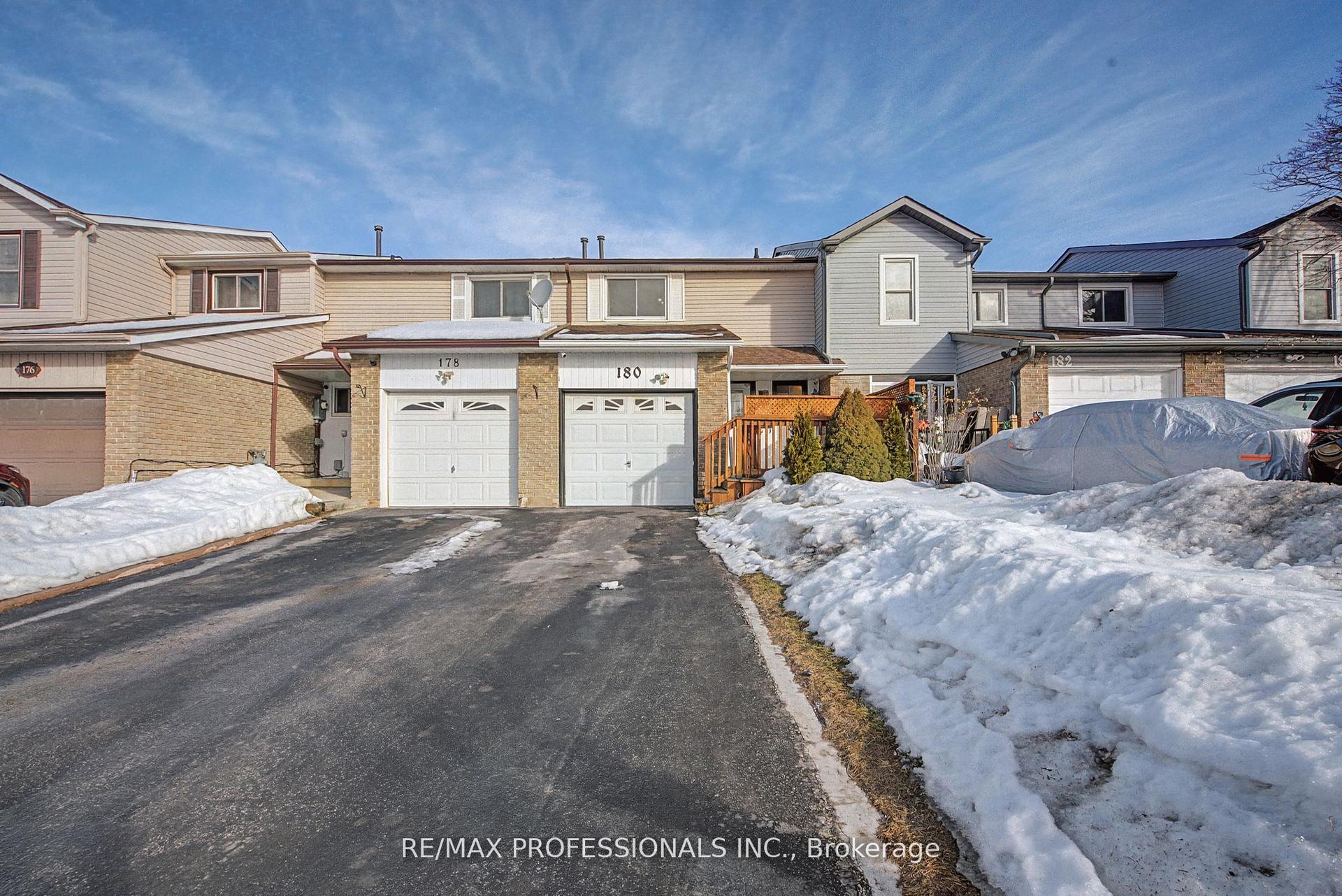 180 Royal Salisbury Way — photo 1