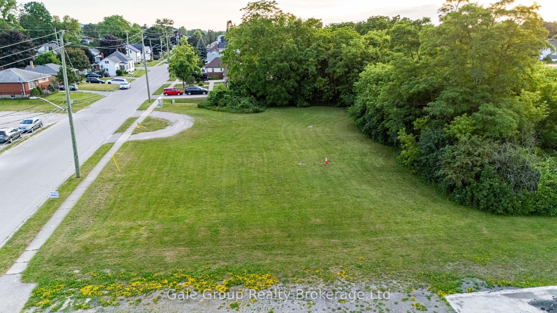 877 Dufferin Street — photo 1