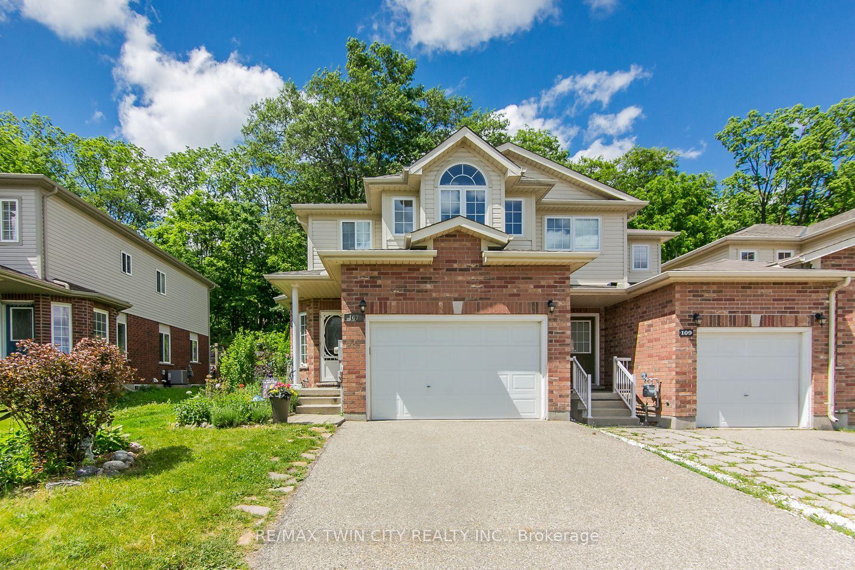 107 Upper Mercer Street, Kitchener — Townhouse for sale, photo 1
