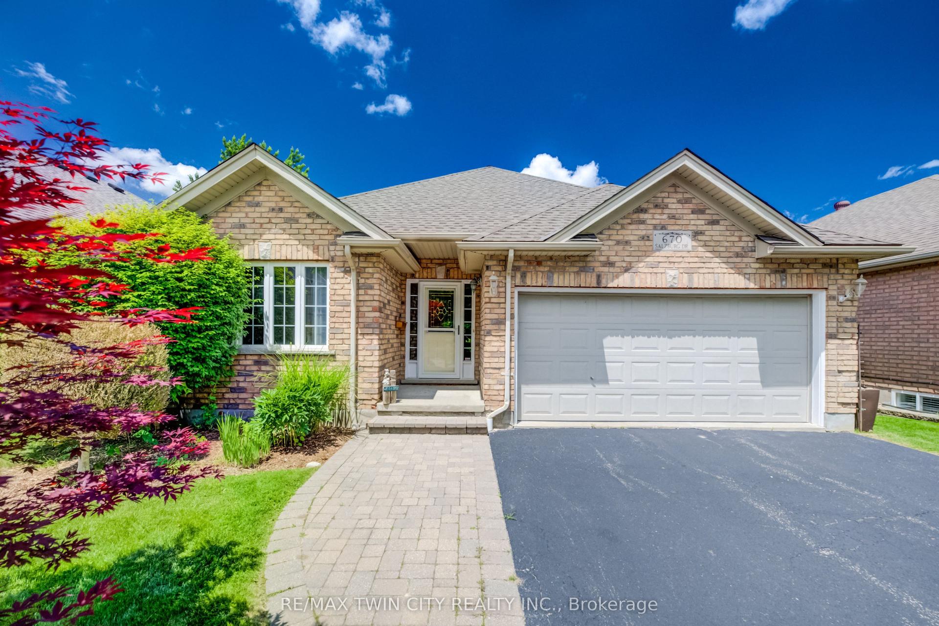 670 Salzburg Drive, Waterloo — Detached for sale, photo 1